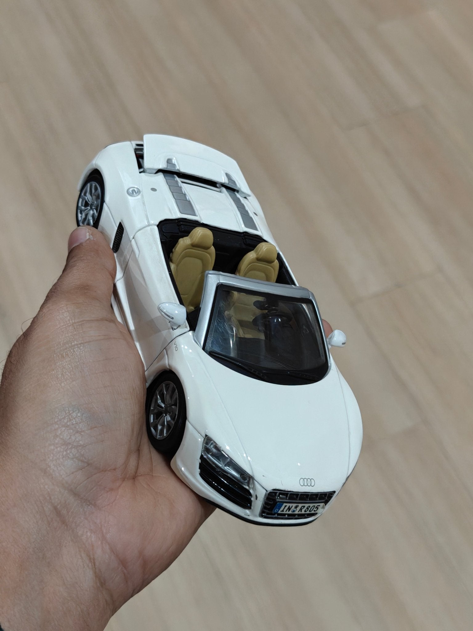 1:24 Maisto Audi R8 Spyder (Pre - Owned) - Kinder Logs