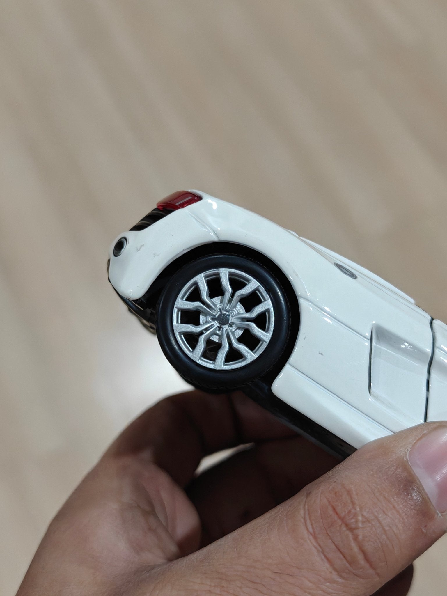 1:24 Maisto Audi R8 Spyder (Pre - Owned) - Kinder Logs