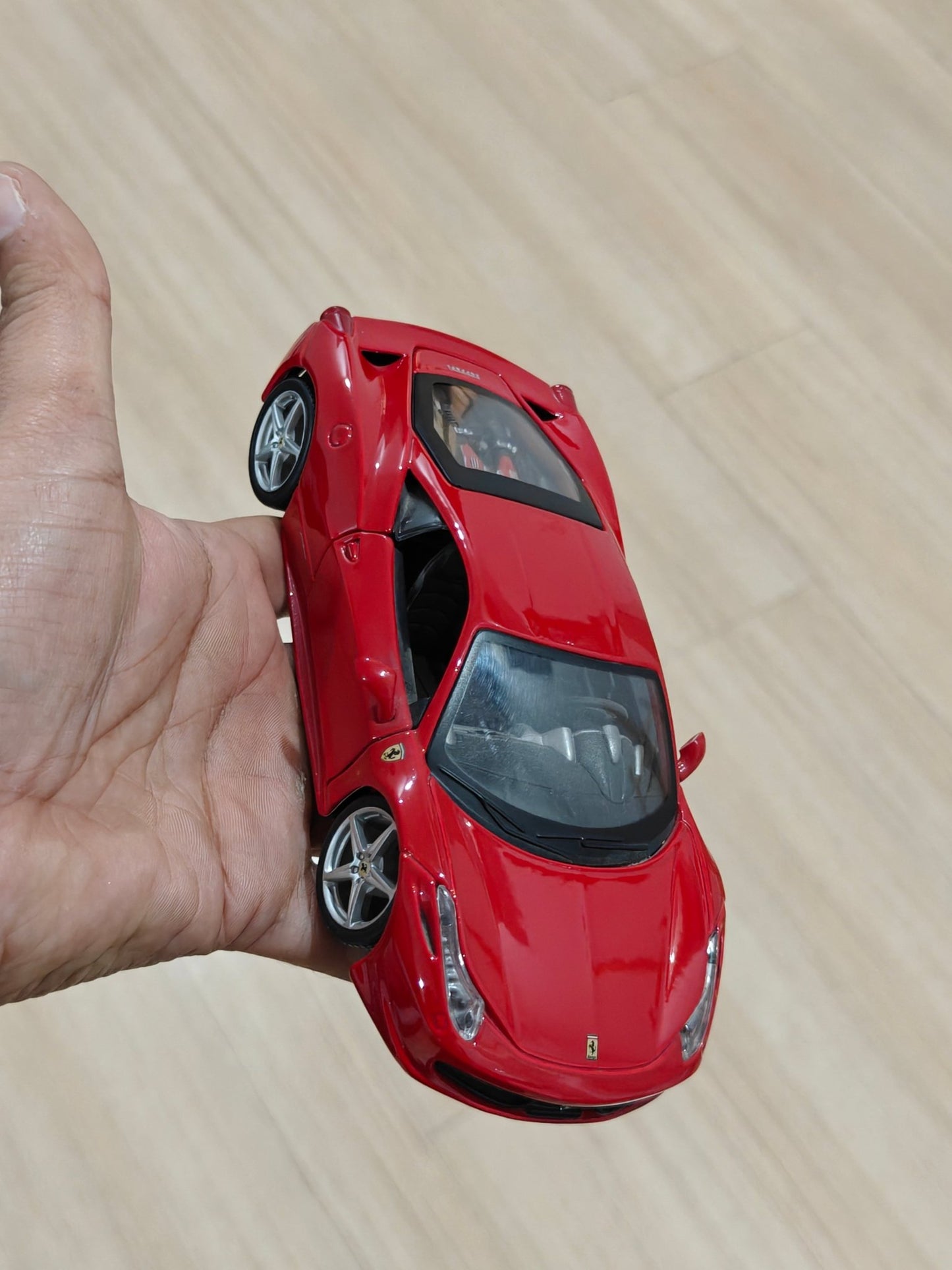 1:24 Maisto Ferrari 458 Italia (Pre - Owned) - Kinder Logs