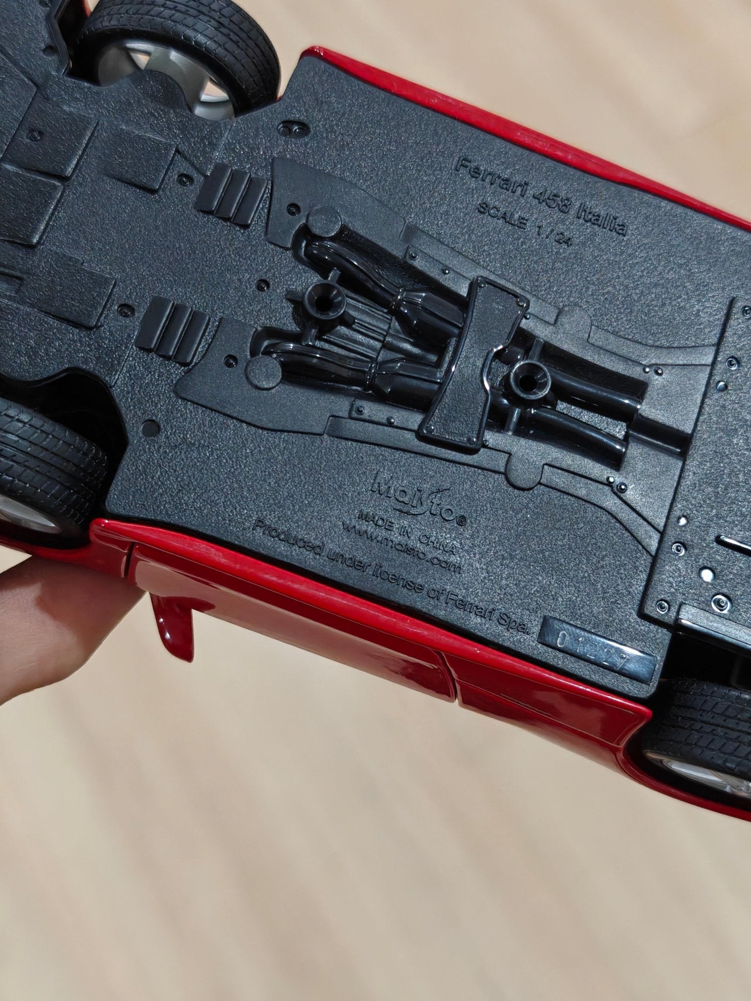 1:24 Maisto Ferrari 458 Italia (Pre - Owned) - Kinder Logs