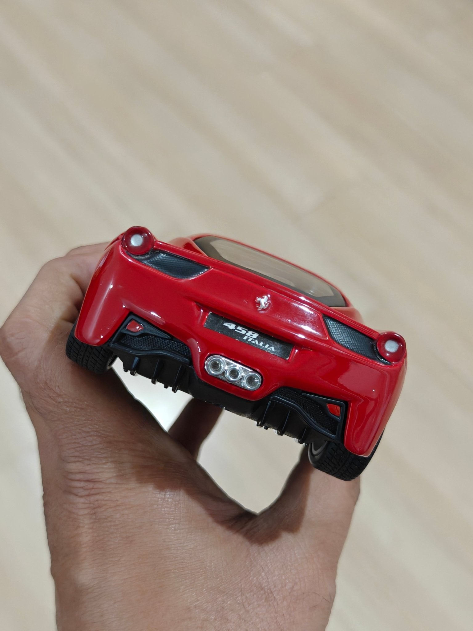 1:24 Maisto Ferrari 458 Italia (Pre - Owned) - Kinder Logs