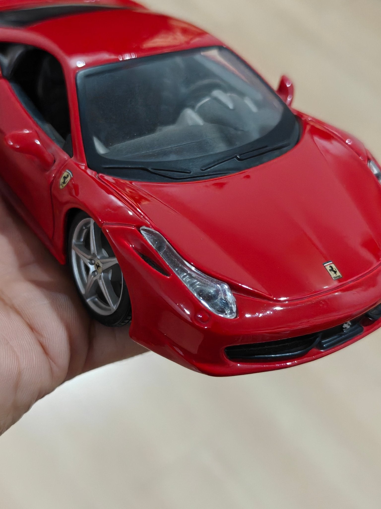 1:24 Maisto Ferrari 458 Italia (Pre - Owned) - Kinder Logs