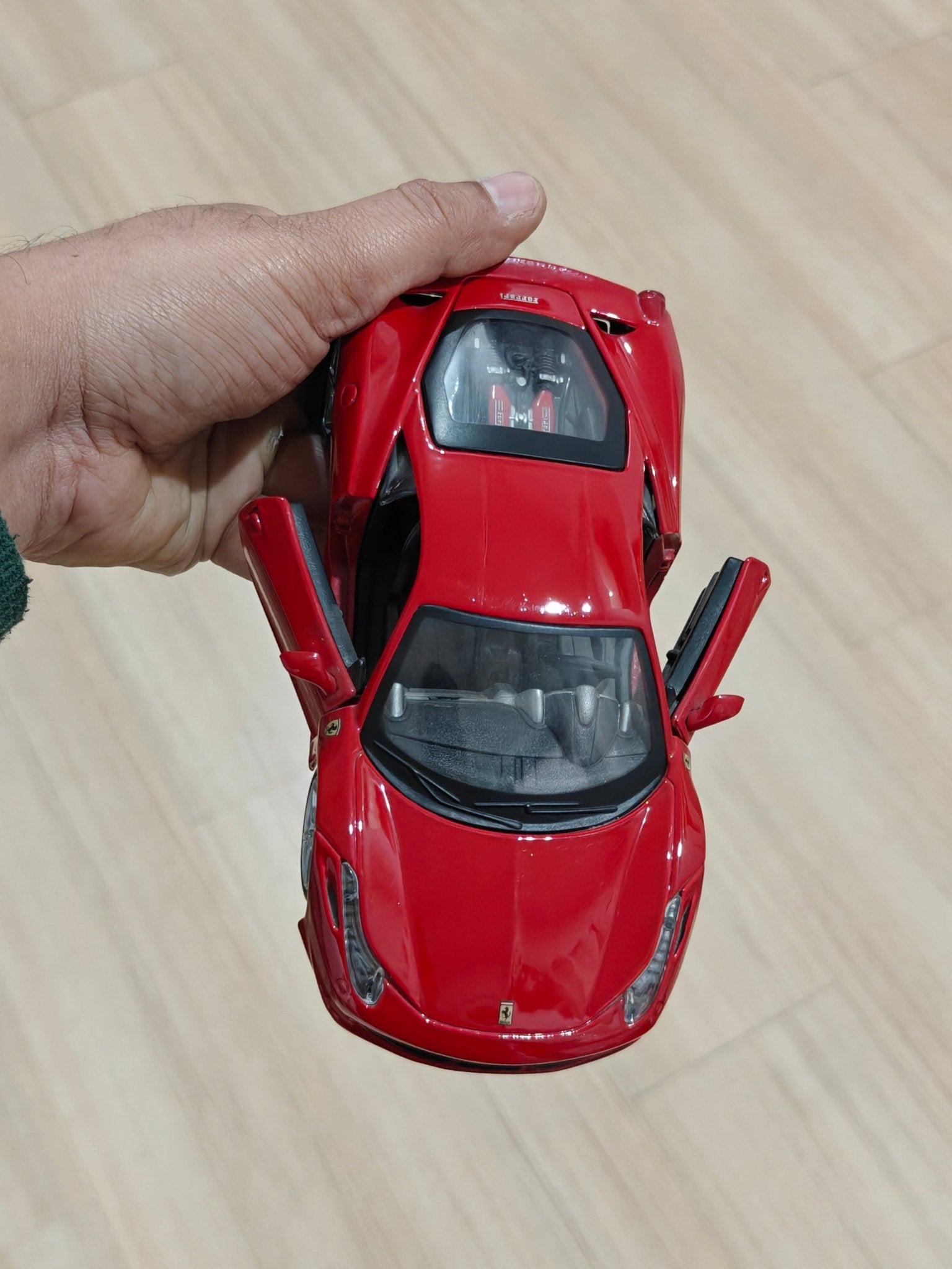 1:24 Maisto Ferrari 458 Italia (Pre - Owned) - Kinder Logs