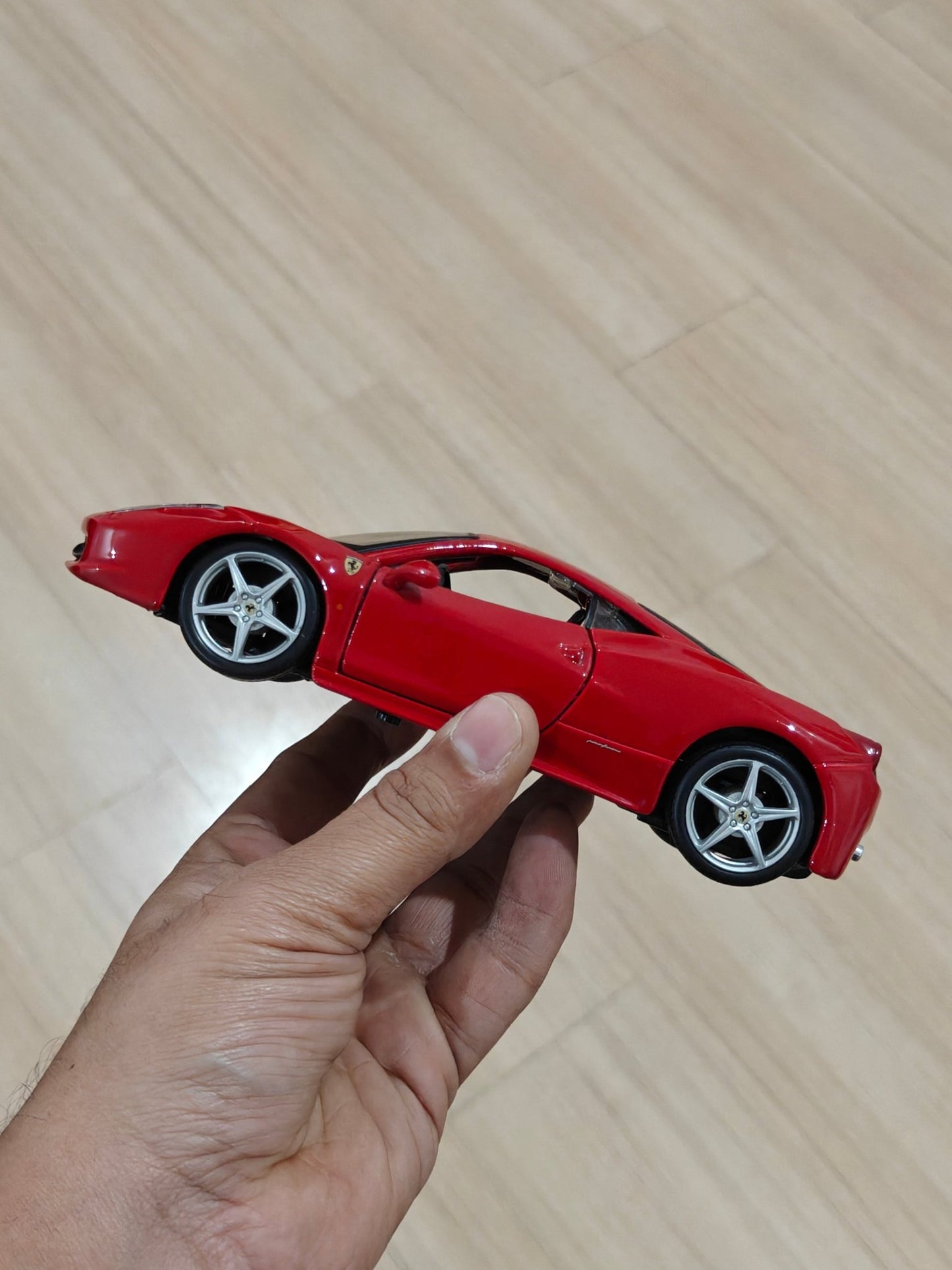 1:24 Maisto Ferrari 458 Italia (Pre - Owned) - Kinder Logs