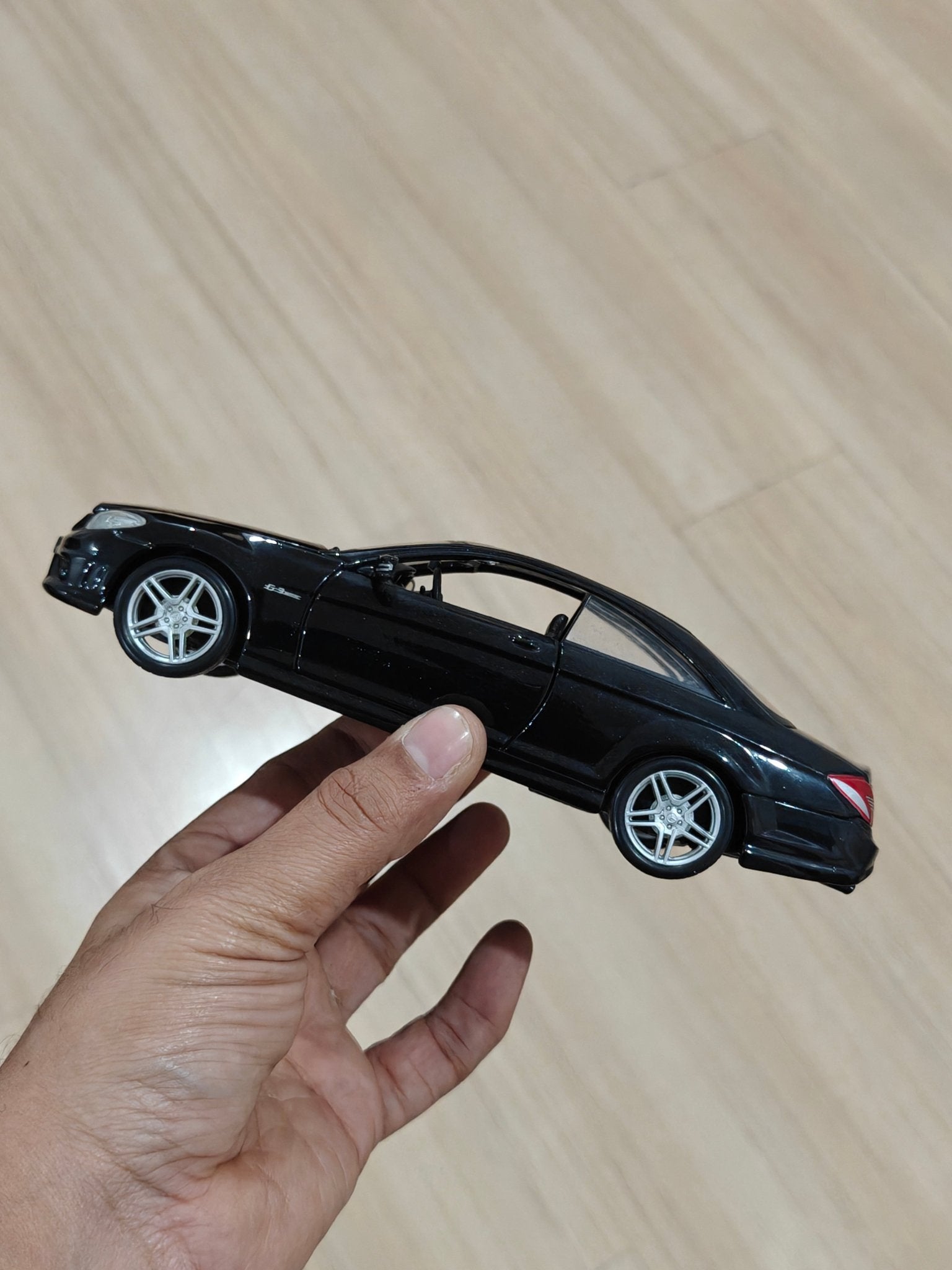 1:24 Maisto Mercedes - Benz CL63 AMG (Pre - Owned) - Kinder Logs