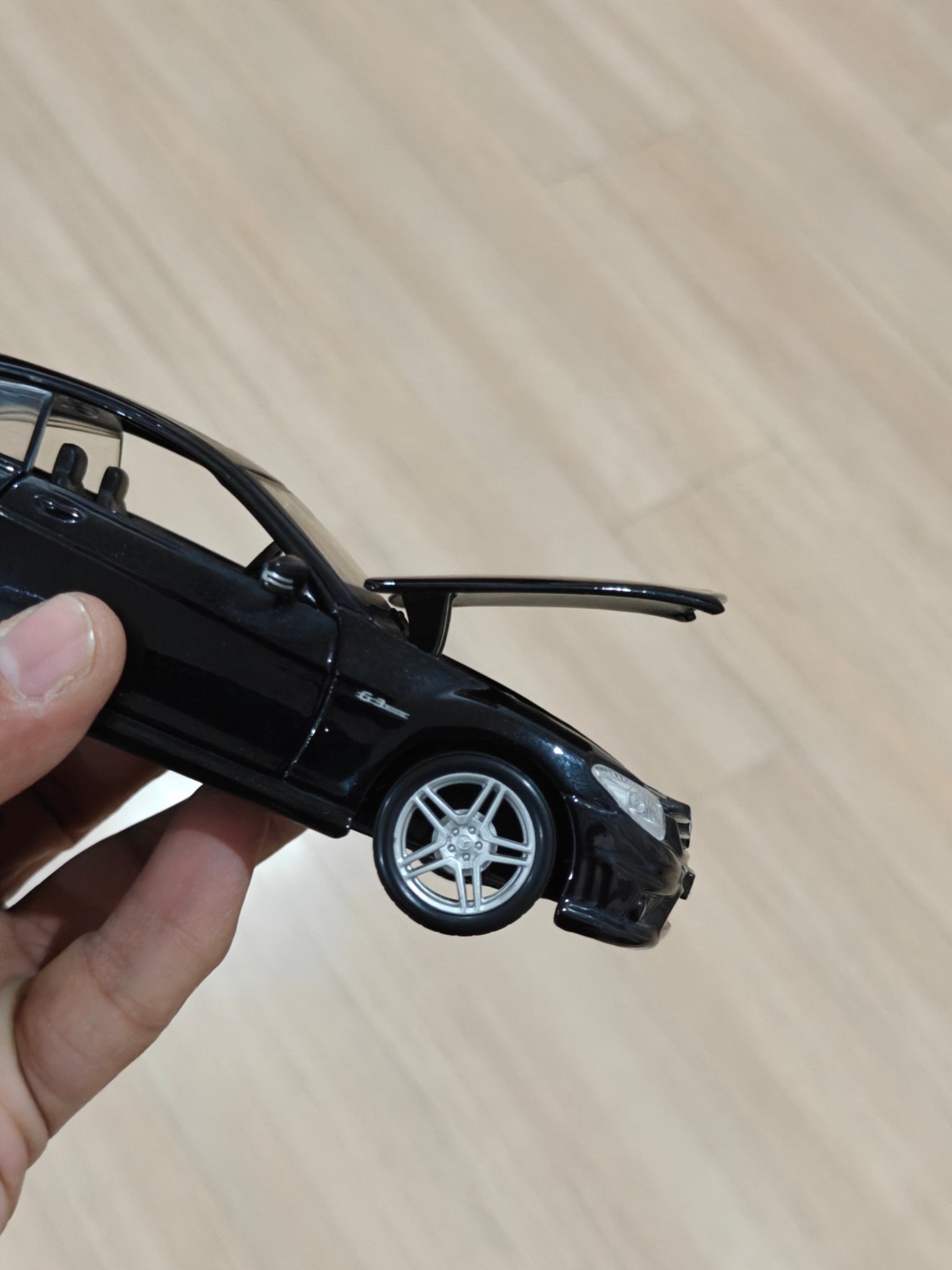 1:24 Maisto Mercedes - Benz CL63 AMG (Pre - Owned) - Kinder Logs