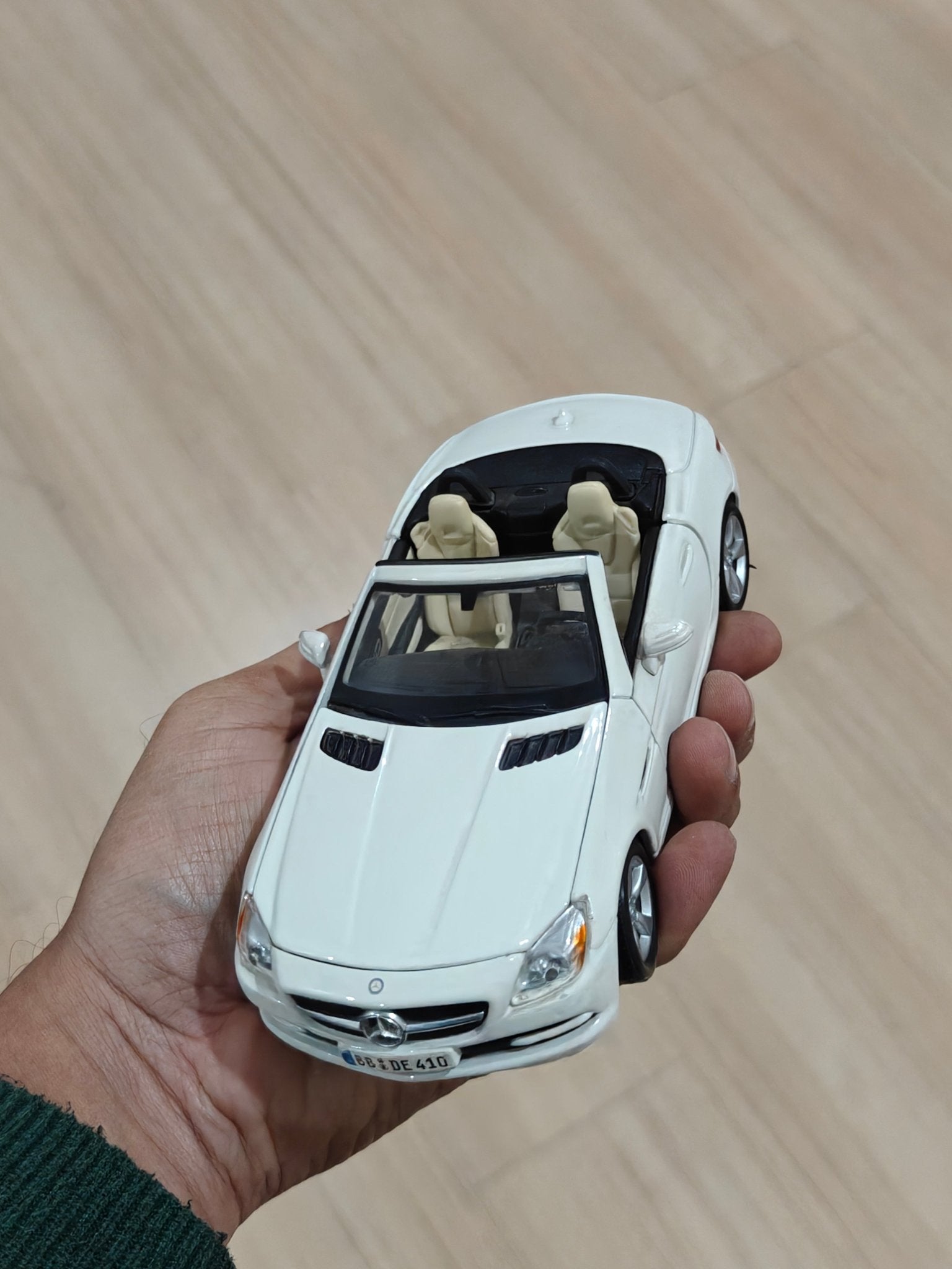 1:24 Maisto Mercedes - Benz SLK Class (Pre - Owned) - Kinder Logs