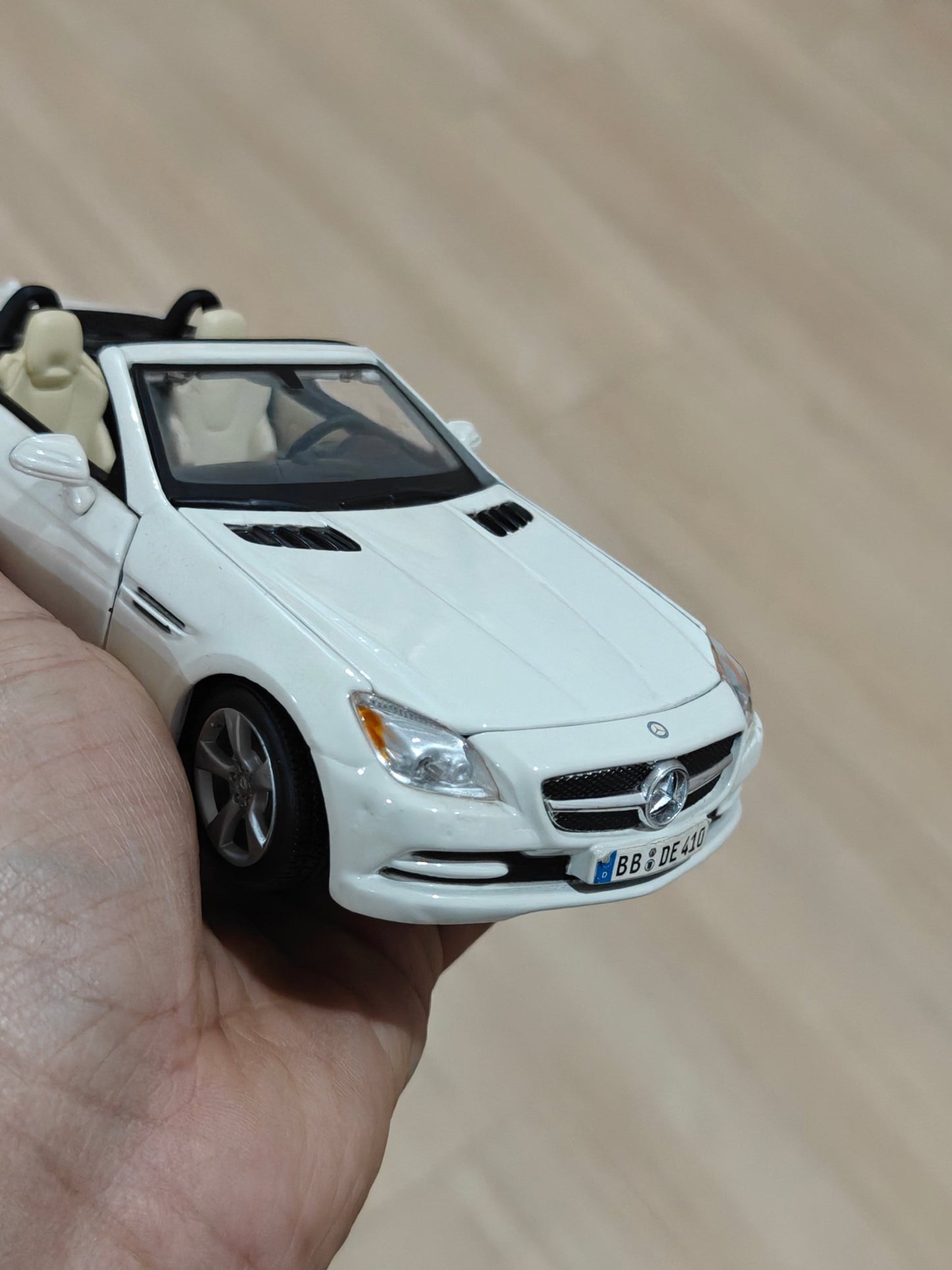 1:24 Maisto Mercedes - Benz SLK Class (Pre - Owned) - Kinder Logs