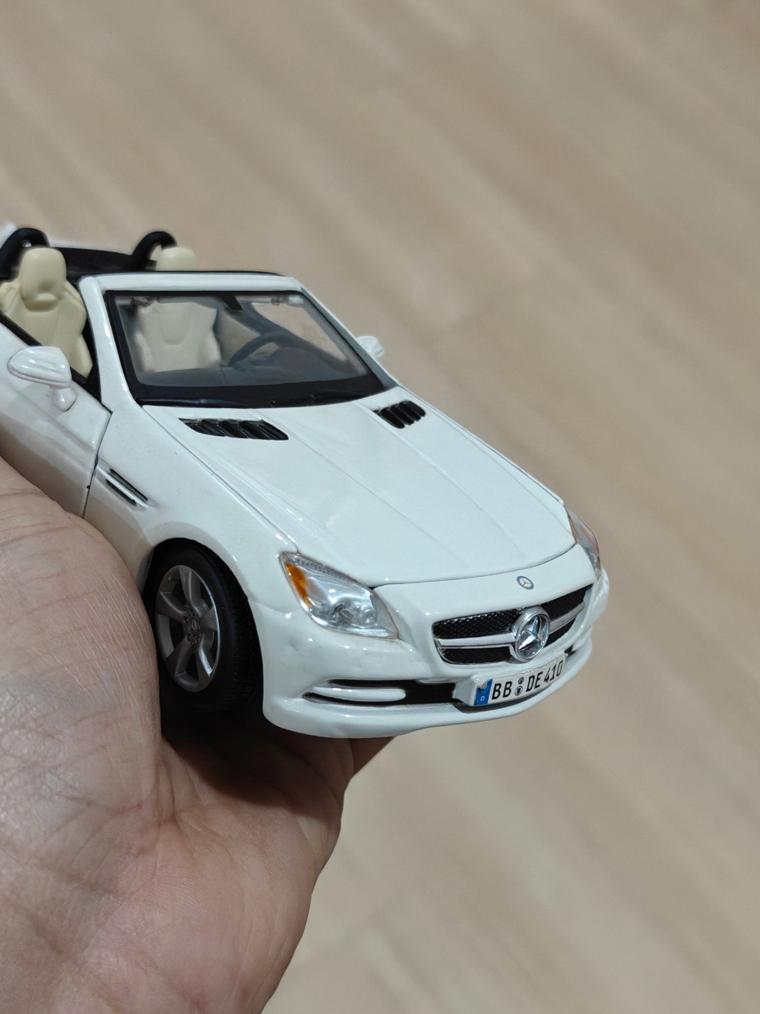 1:24 Maisto Mercedes - Benz SLK Class (Pre - Owned) - Kinder Logs