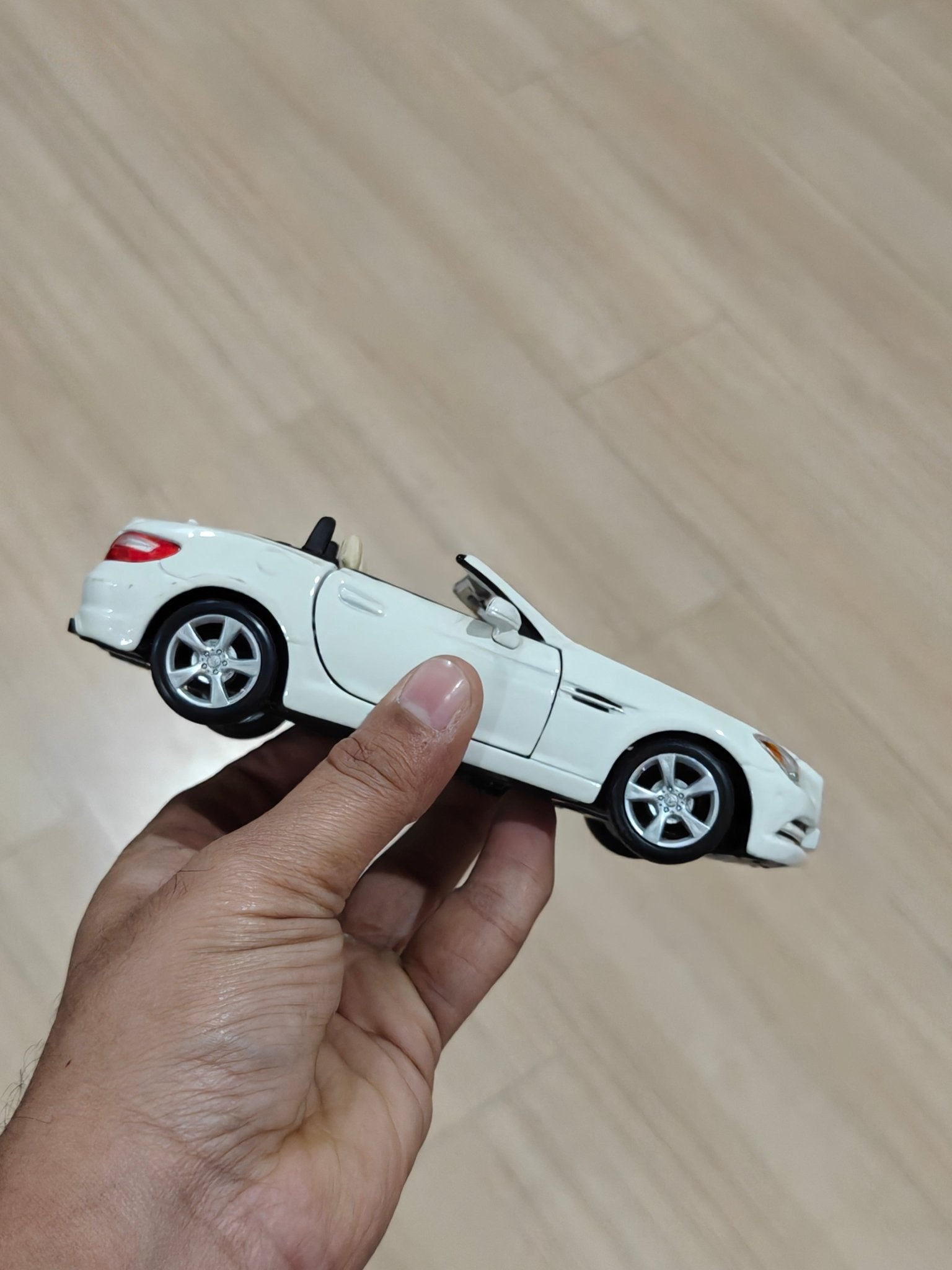 1:24 Maisto Mercedes - Benz SLK Class (Pre - Owned) - Kinder Logs