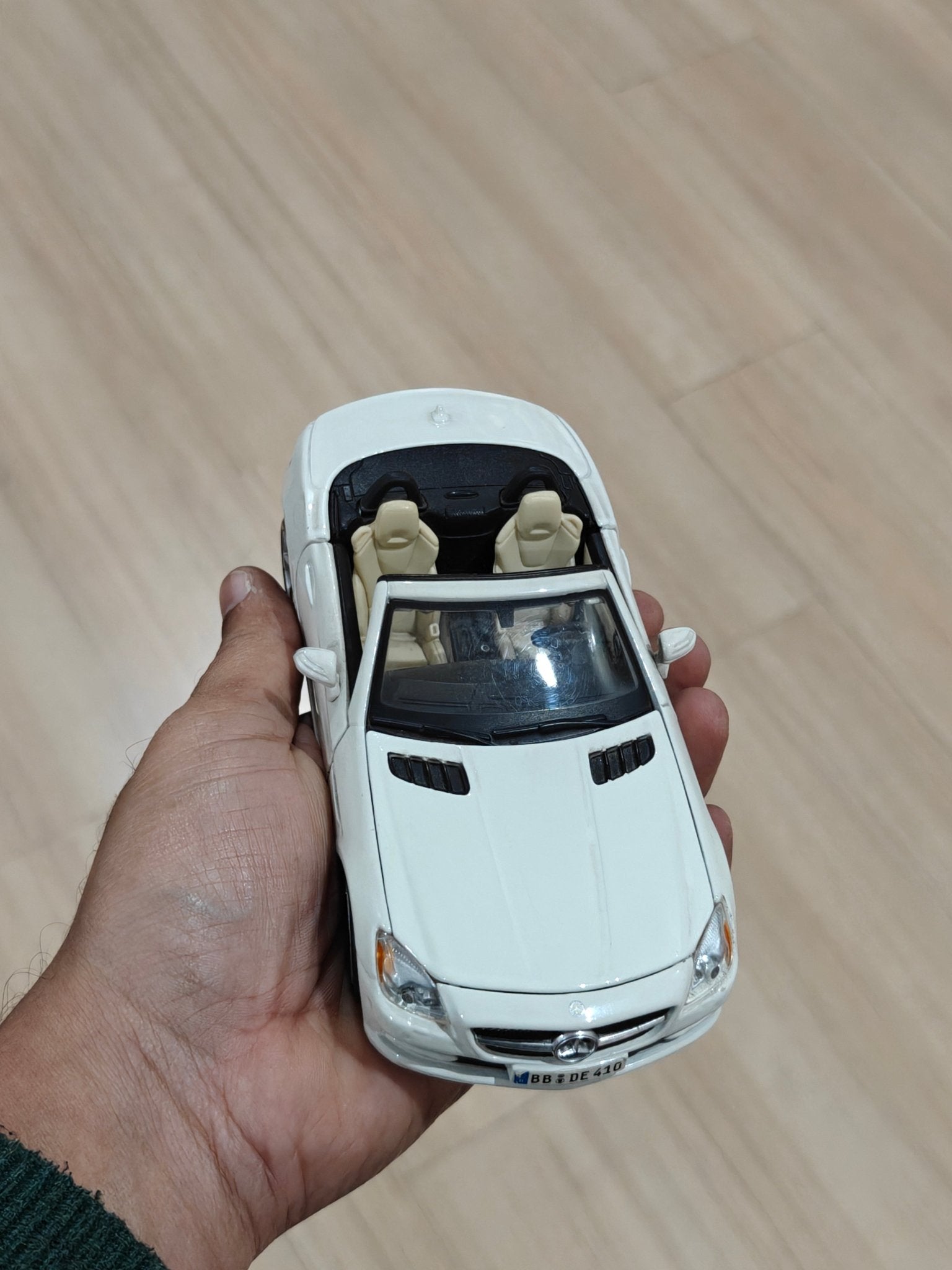 1:24 Maisto Mercedes - Benz SLK Class (Pre - Owned) - Kinder Logs