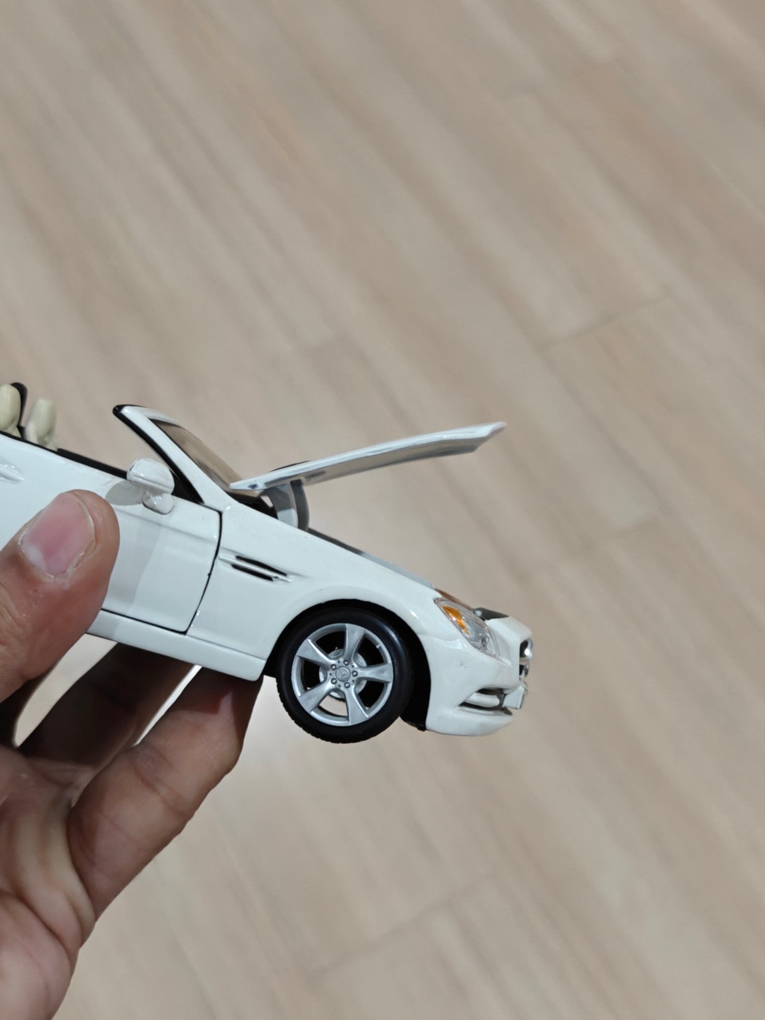 1:24 Maisto Mercedes - Benz SLK Class (Pre - Owned) - Kinder Logs