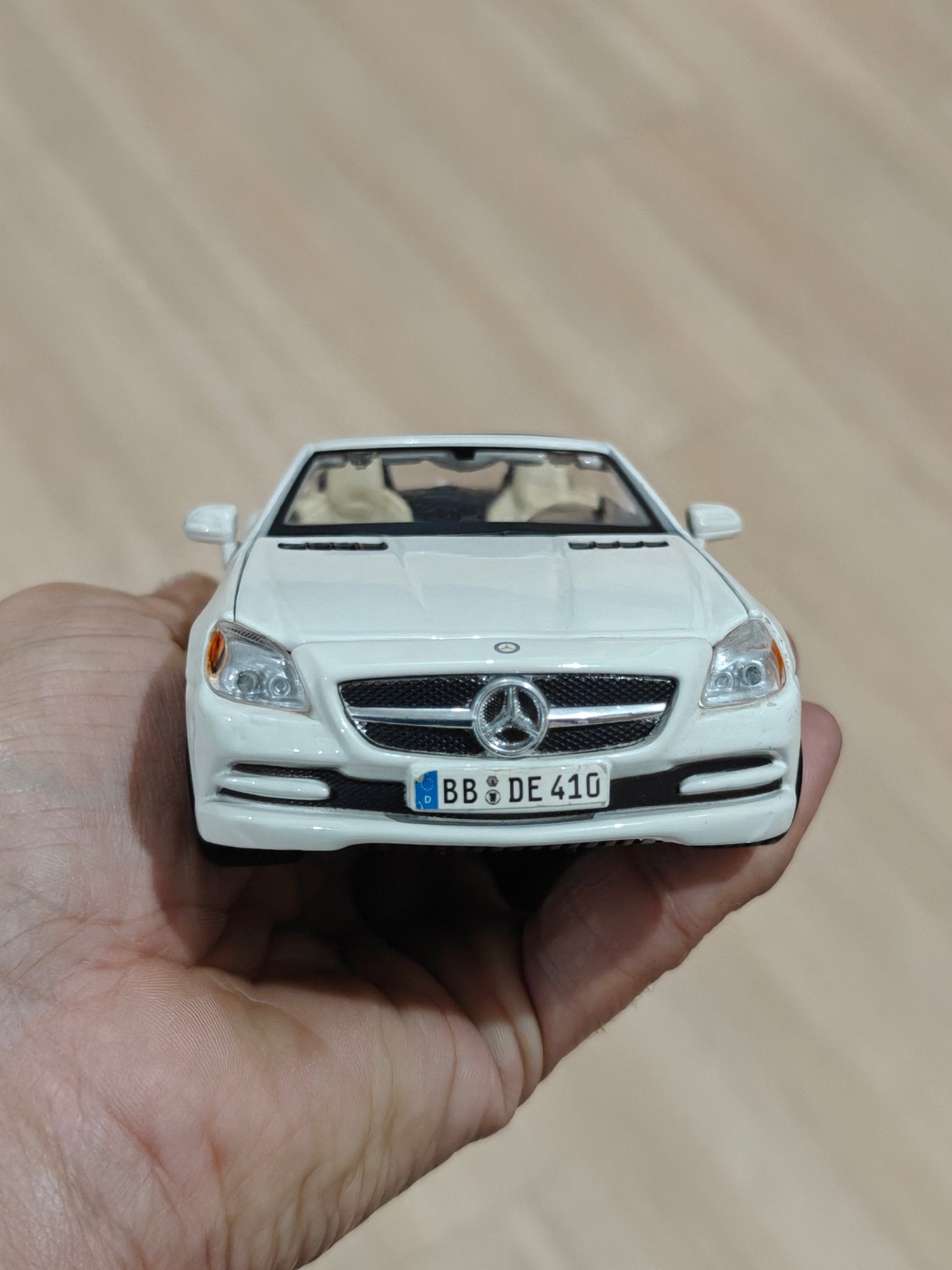 1:24 Maisto Mercedes - Benz SLK Class (Pre - Owned) - Kinder Logs