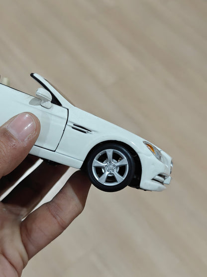 1:24 Maisto Mercedes - Benz SLK Class (Pre - Owned) - Kinder Logs