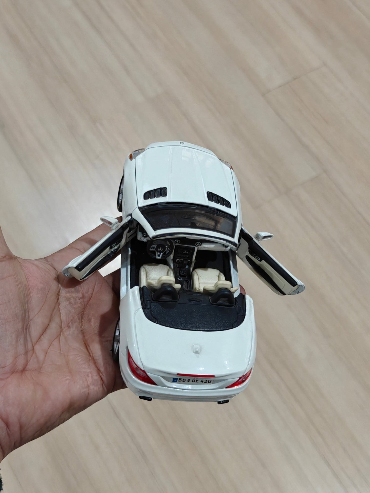 1:24 Maisto Mercedes - Benz SLK Class (Pre - Owned) - Kinder Logs