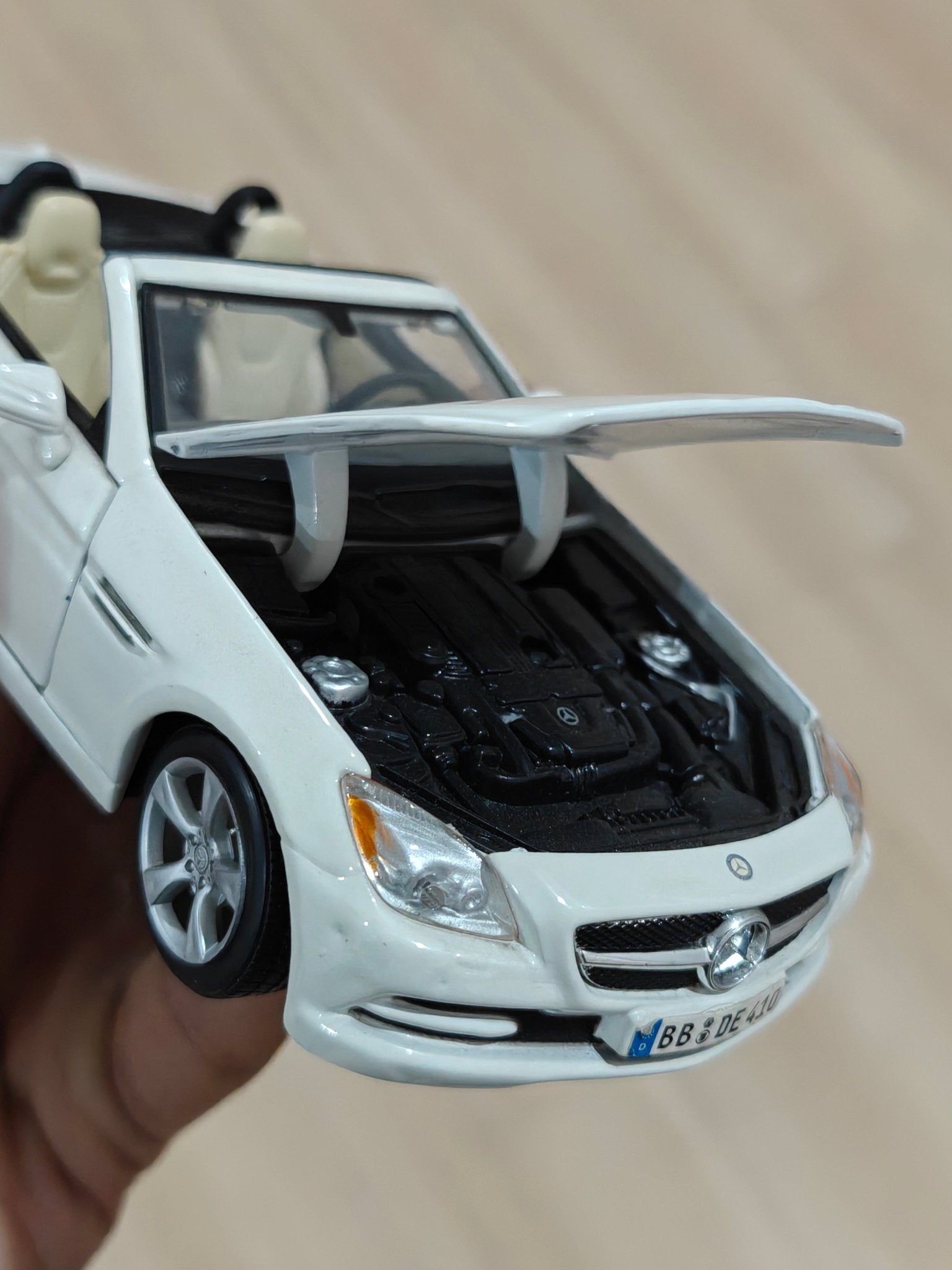 1:24 Maisto Mercedes - Benz SLK Class (Pre - Owned) - Kinder Logs