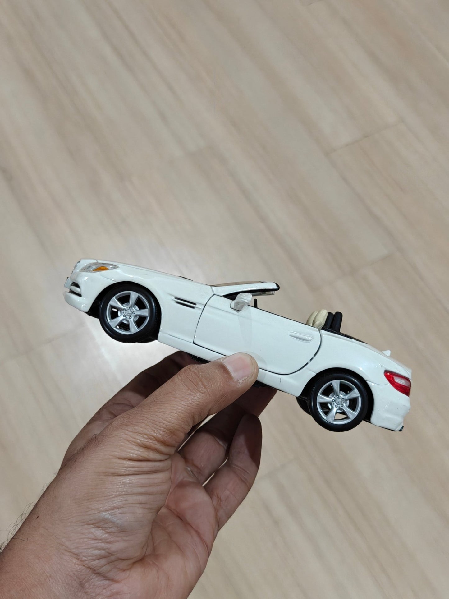 1:24 Maisto Mercedes - Benz SLK Class (Pre - Owned) - Kinder Logs