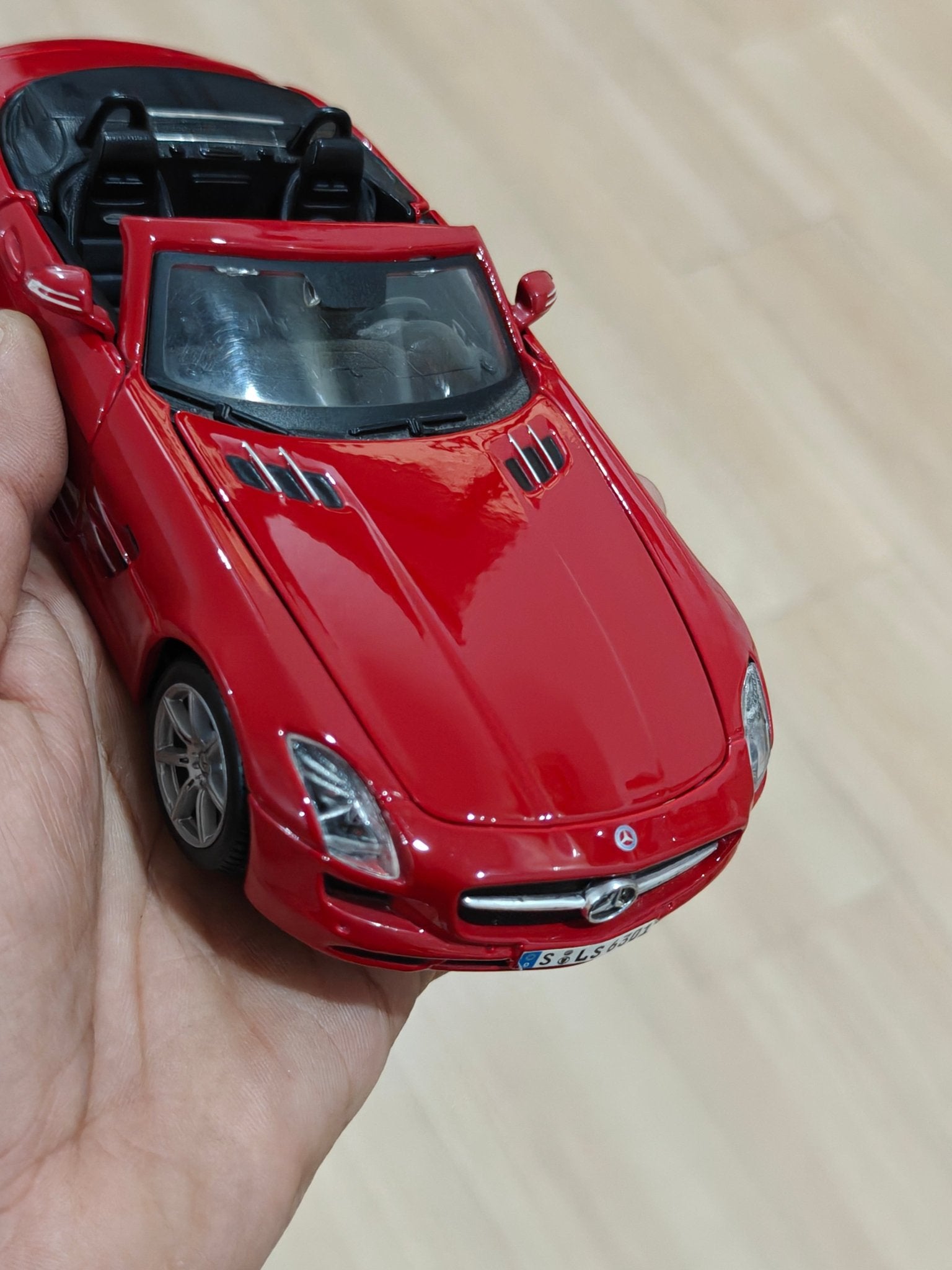 1:24 Maisto Mercedes - Benz SLS AMG Roadster (Pre - Owned) - Kinder Logs