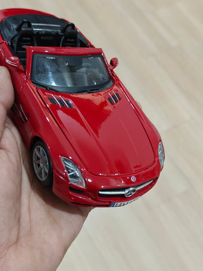 1:24 Maisto Mercedes - Benz SLS AMG Roadster (Pre - Owned) - Kinder Logs