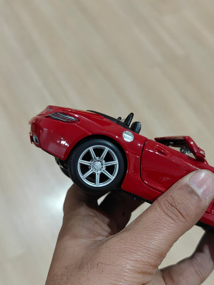 1:24 Maisto Mercedes - Benz SLS AMG Roadster (Pre - Owned) - Kinder Logs