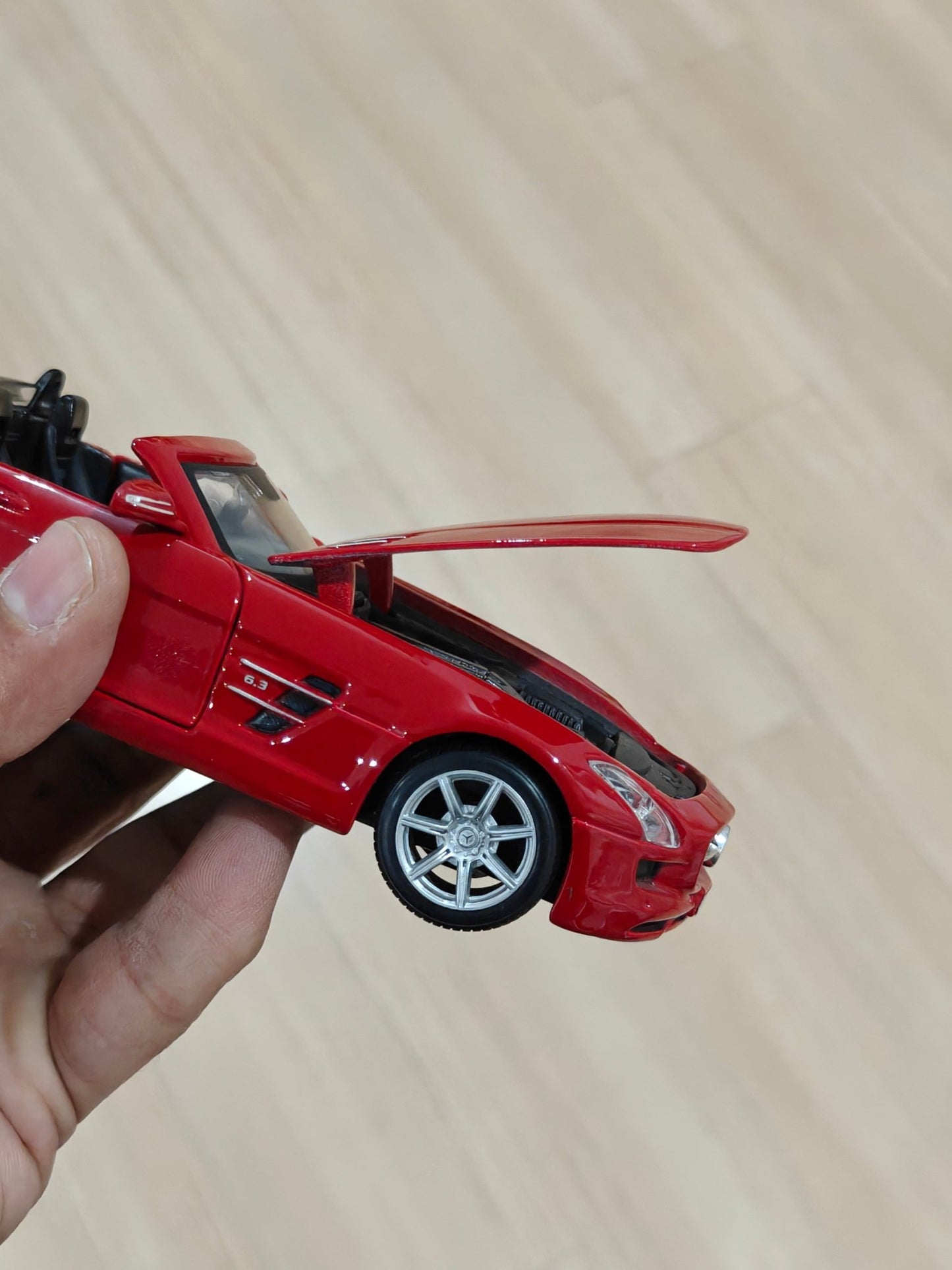 1:24 Maisto Mercedes - Benz SLS AMG Roadster (Pre - Owned) - Kinder Logs