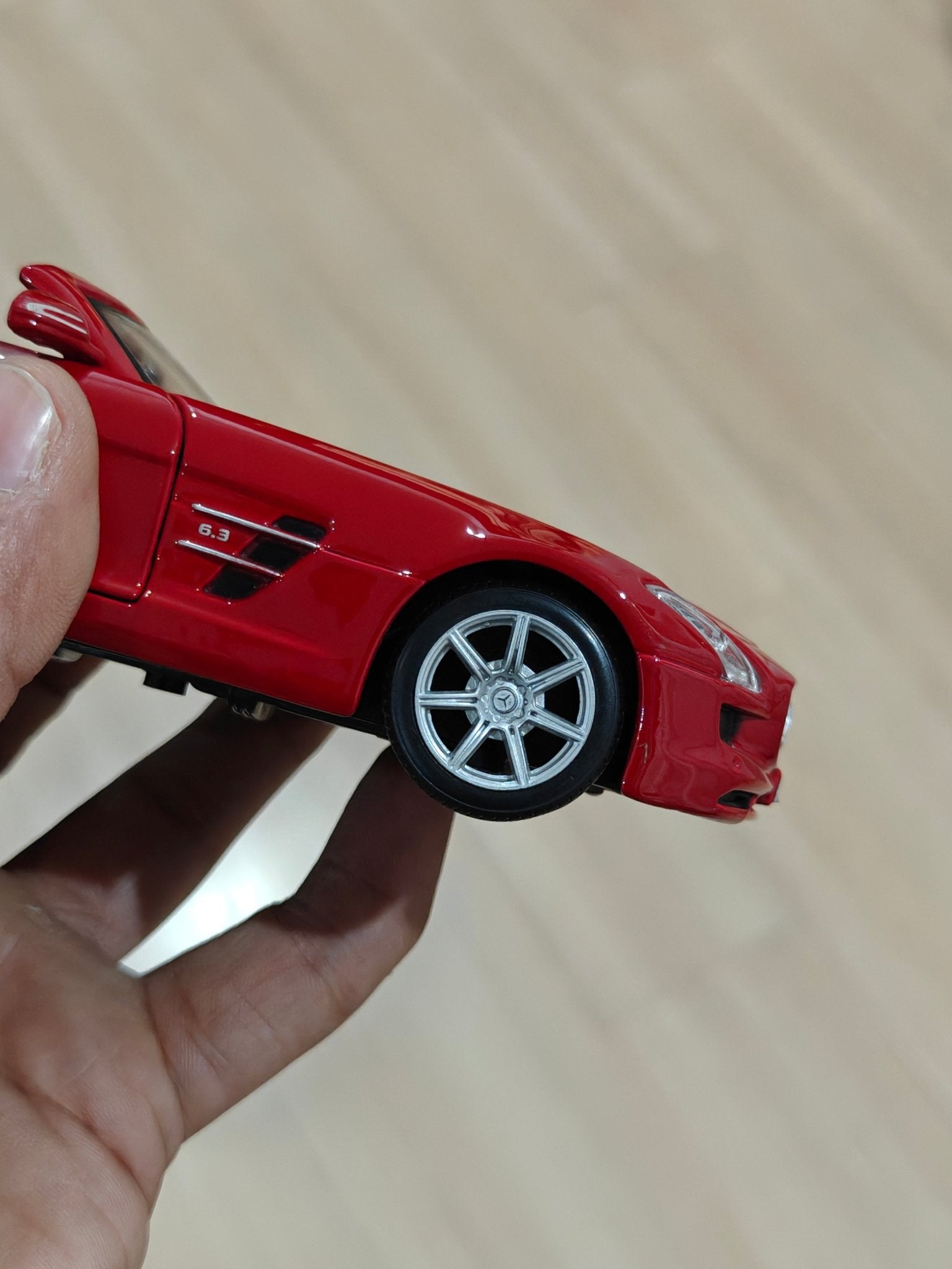 1:24 Maisto Mercedes - Benz SLS AMG Roadster (Pre - Owned) - Kinder Logs