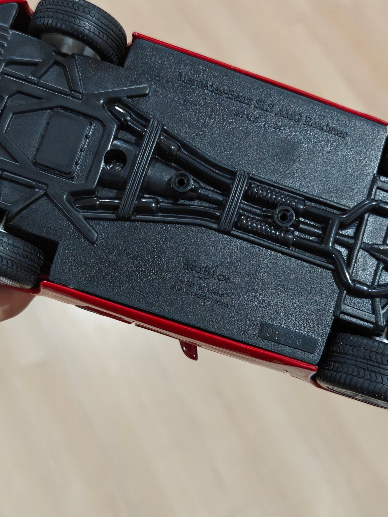 1:24 Maisto Mercedes - Benz SLS AMG Roadster (Pre - Owned) - Kinder Logs