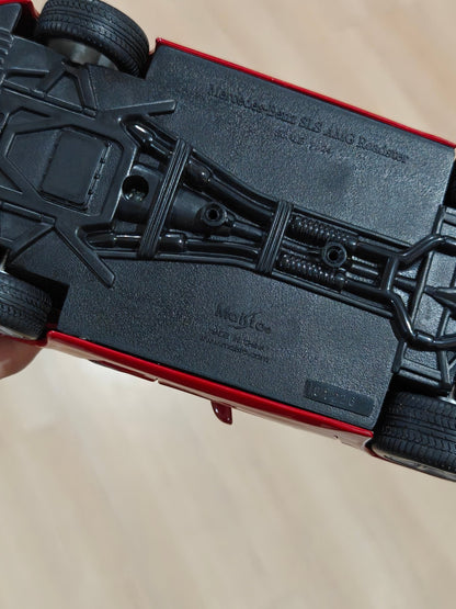 1:24 Maisto Mercedes - Benz SLS AMG Roadster (Pre - Owned) - Kinder Logs