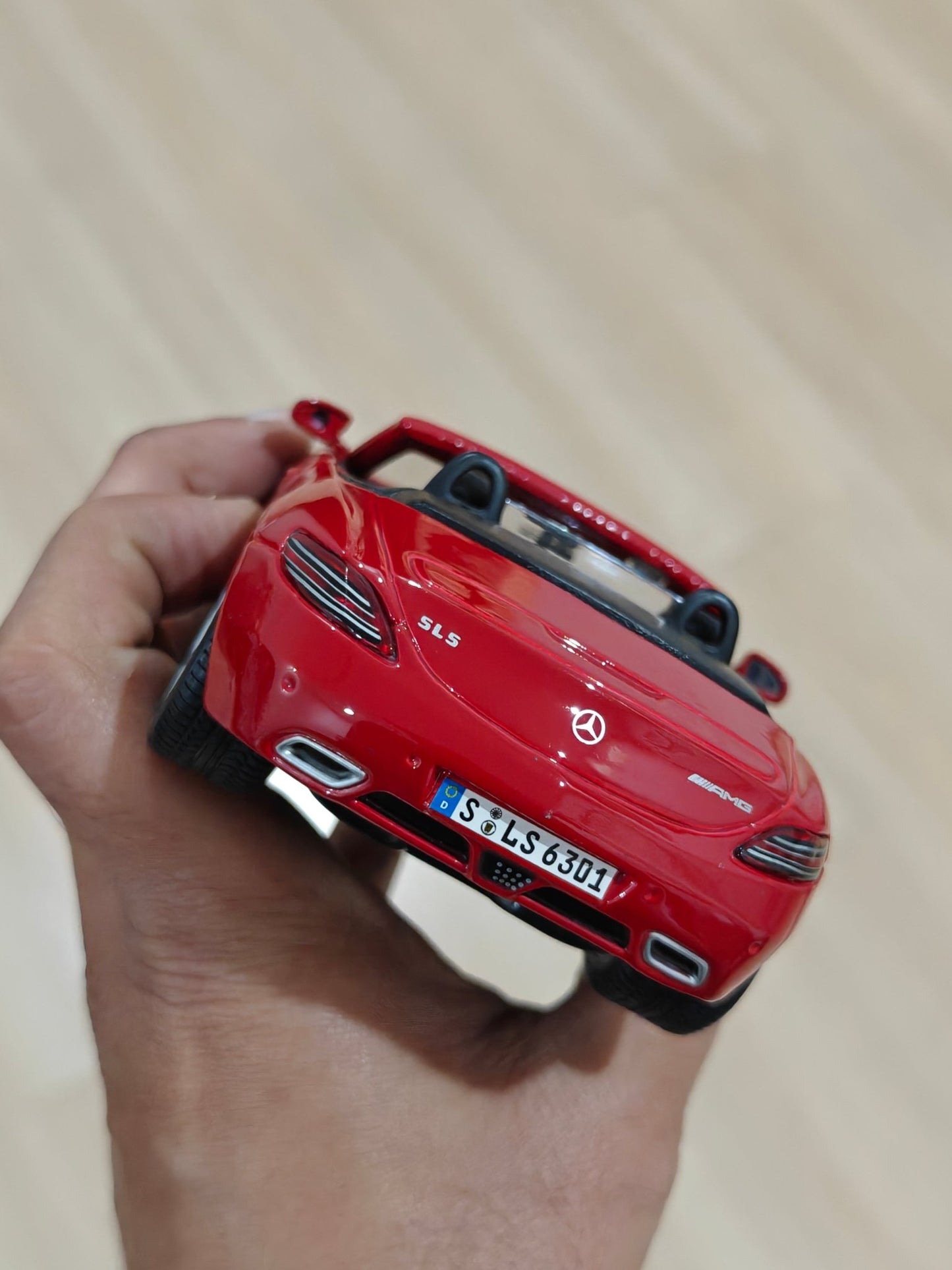 1:24 Maisto Mercedes - Benz SLS AMG Roadster (Pre - Owned) - Kinder Logs