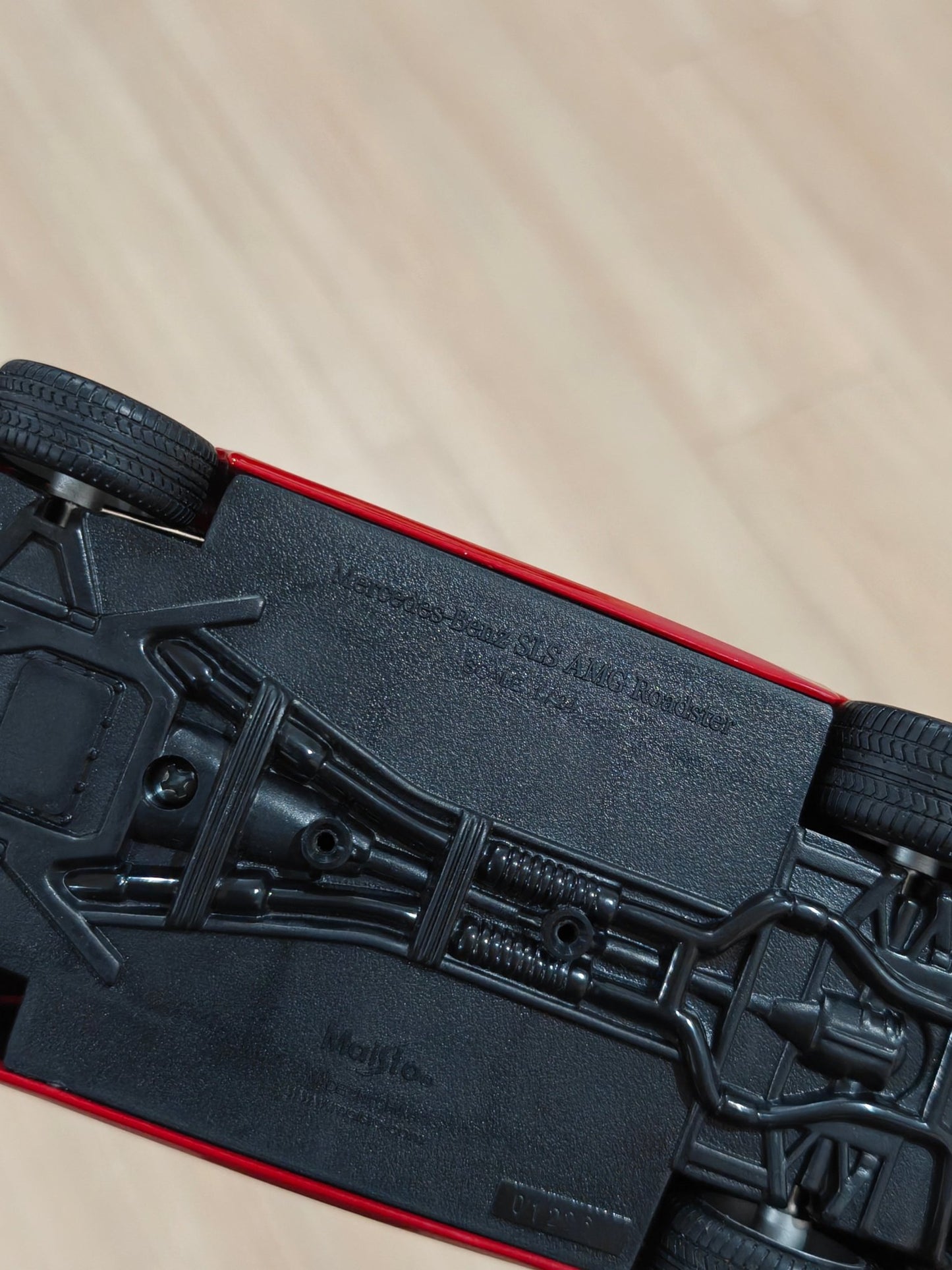 1:24 Maisto Mercedes - Benz SLS AMG Roadster (Pre - Owned) - Kinder Logs