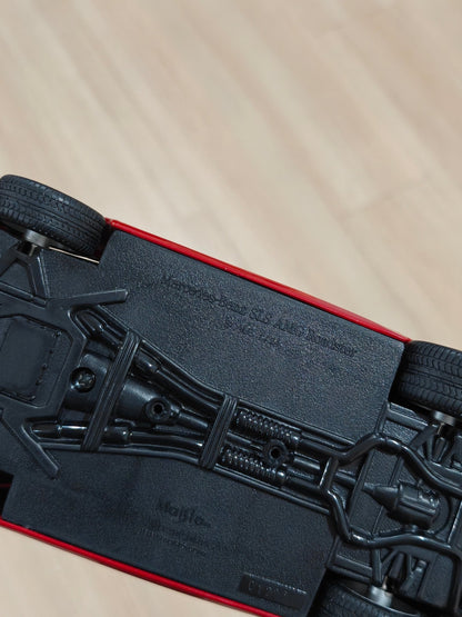 1:24 Maisto Mercedes - Benz SLS AMG Roadster (Pre - Owned) - Kinder Logs