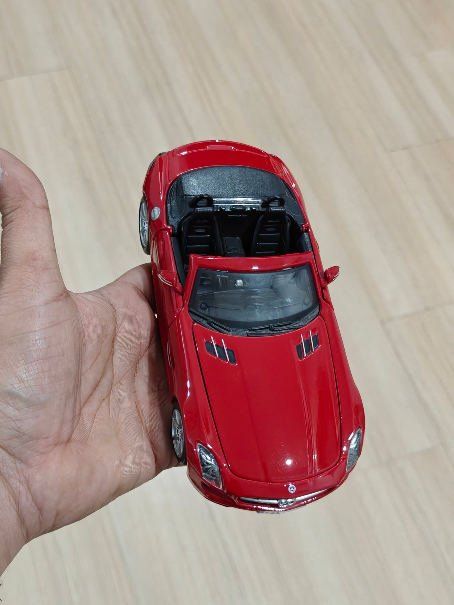 1:24 Maisto Mercedes - Benz SLS AMG Roadster (Pre - Owned) - Kinder Logs