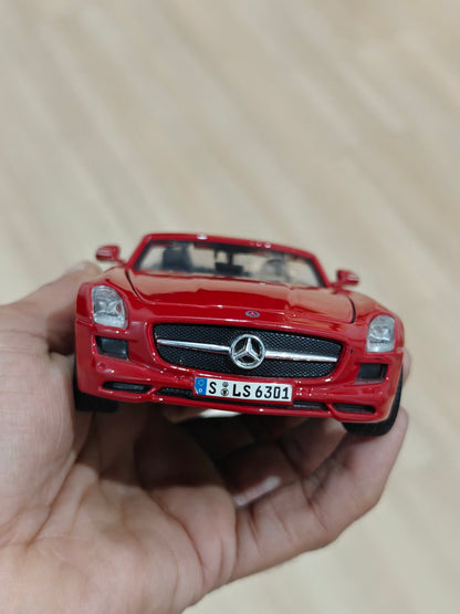 1:24 Maisto Mercedes - Benz SLS AMG Roadster (Pre - Owned) - Kinder Logs