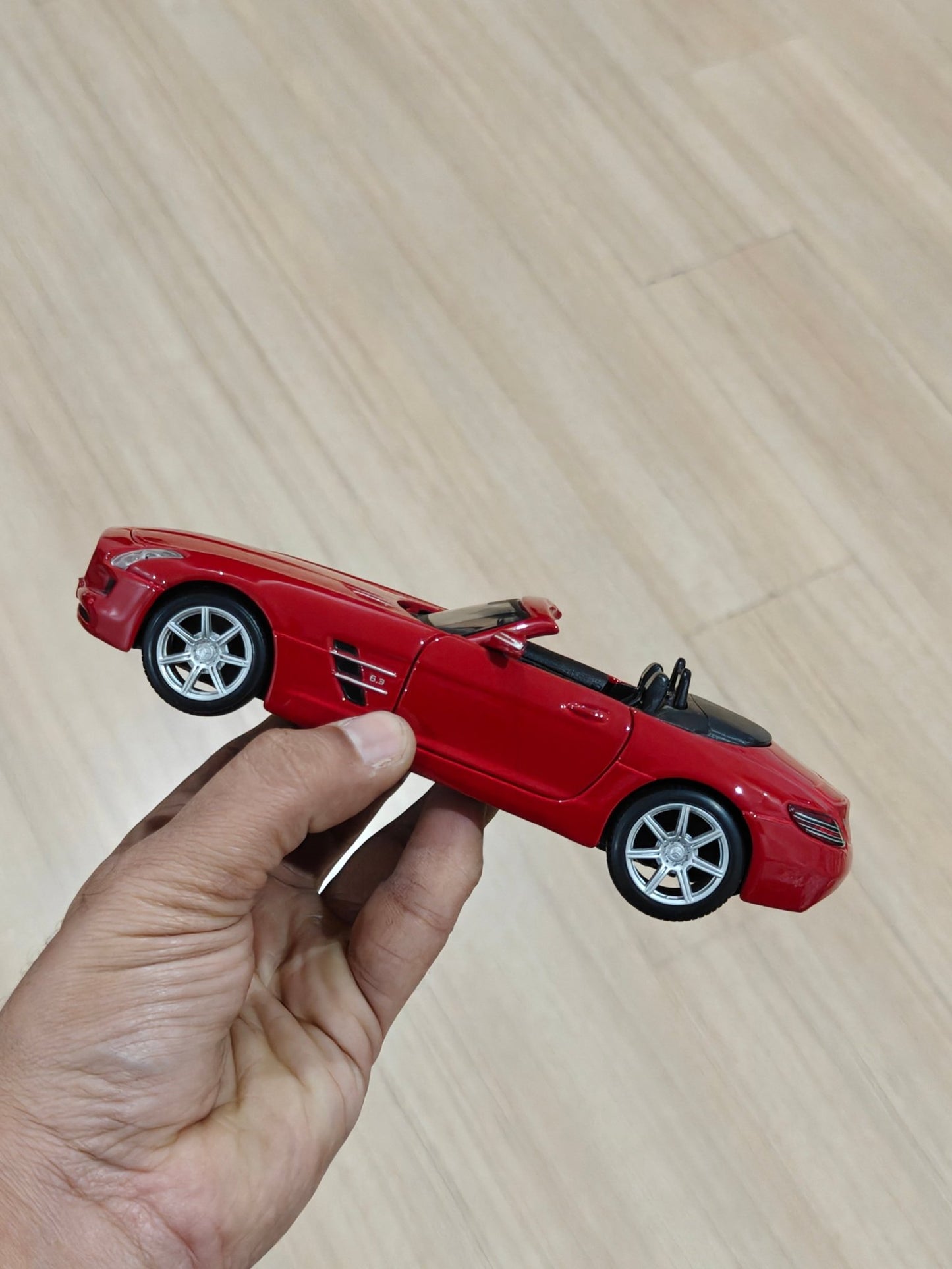 1:24 Maisto Mercedes - Benz SLS AMG Roadster (Pre - Owned) - Kinder Logs