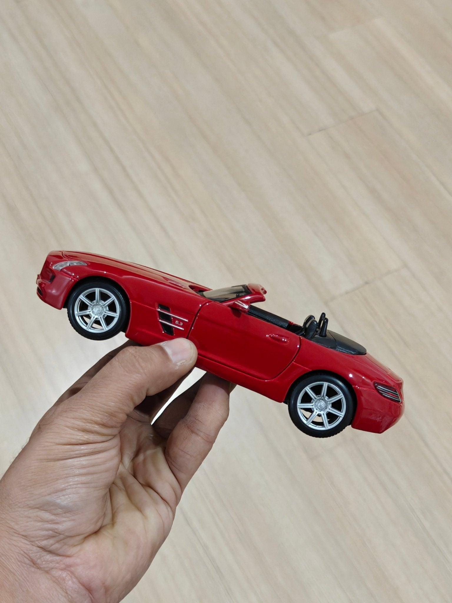 1:24 Maisto Mercedes - Benz SLS AMG Roadster (Pre - Owned) - Kinder Logs