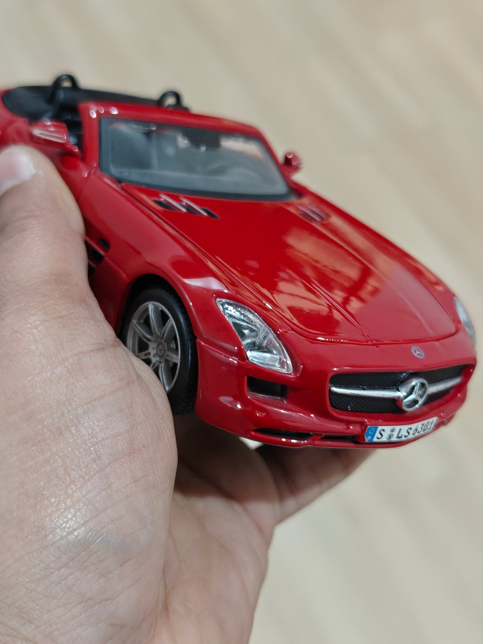 1:24 Maisto Mercedes - Benz SLS AMG Roadster (Pre - Owned) - Kinder Logs
