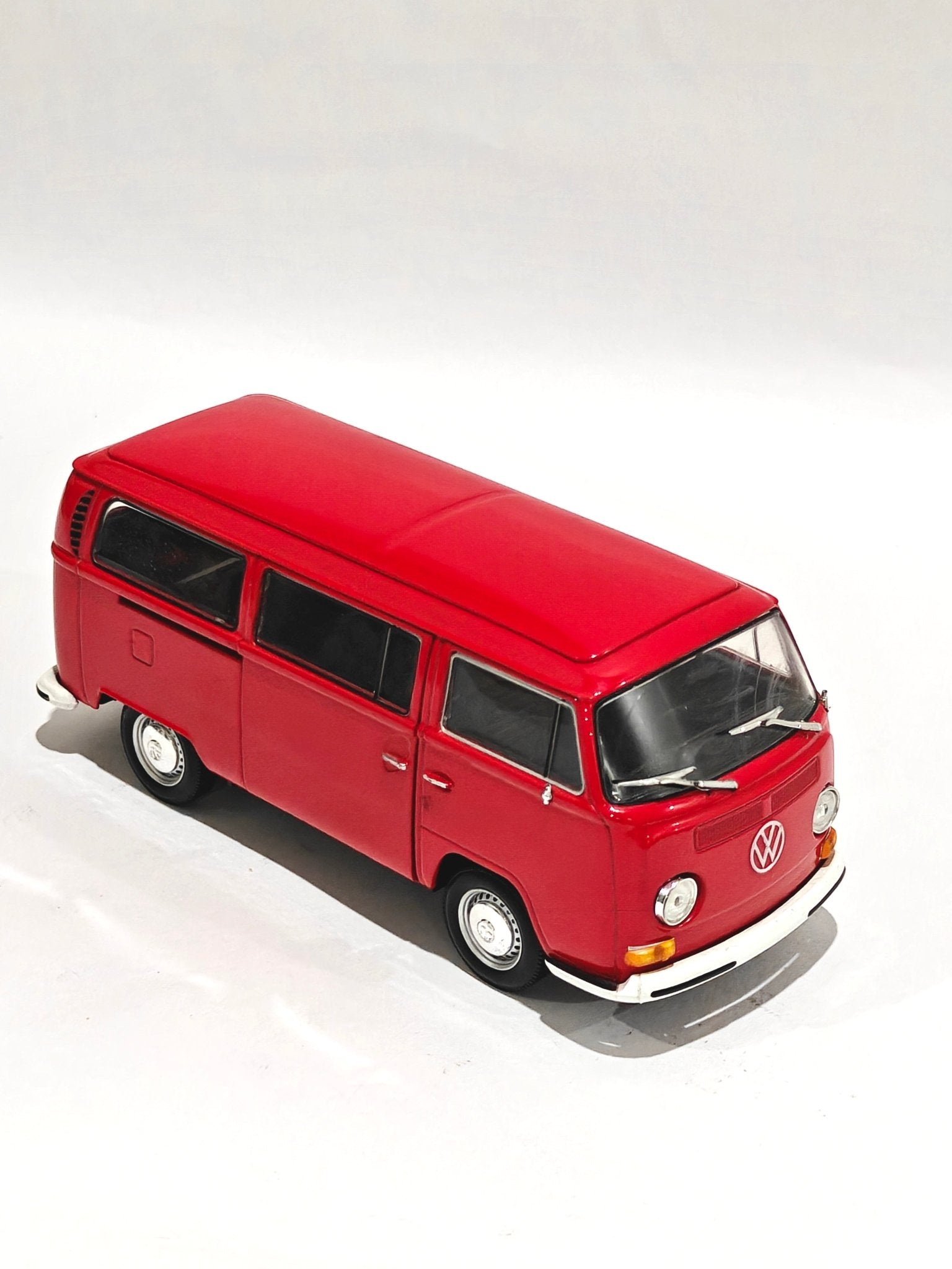 1:24 Welly 1972 Volkswagen Type 2 Bus (Pre - Owned) - Kinder Logs