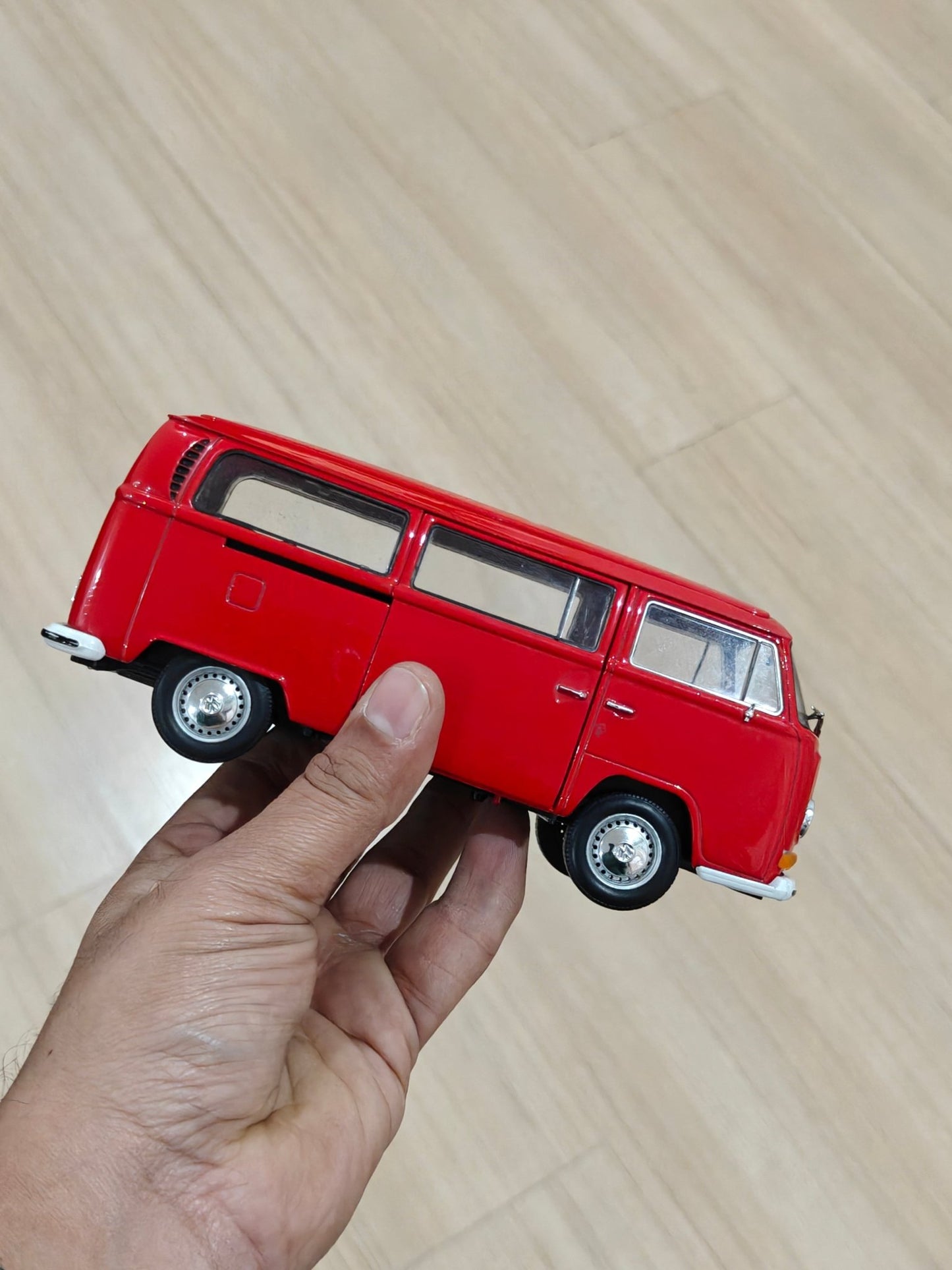 1:24 Welly 1972 Volkswagen Type 2 Bus (Pre - Owned) - Kinder Logs