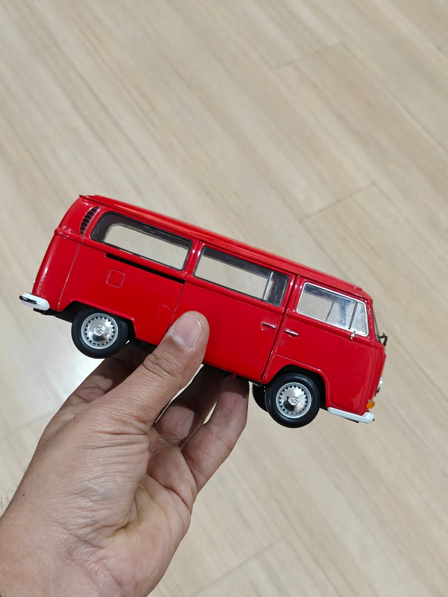 1:24 Welly 1972 Volkswagen Type 2 Bus (Pre - Owned) - Kinder Logs