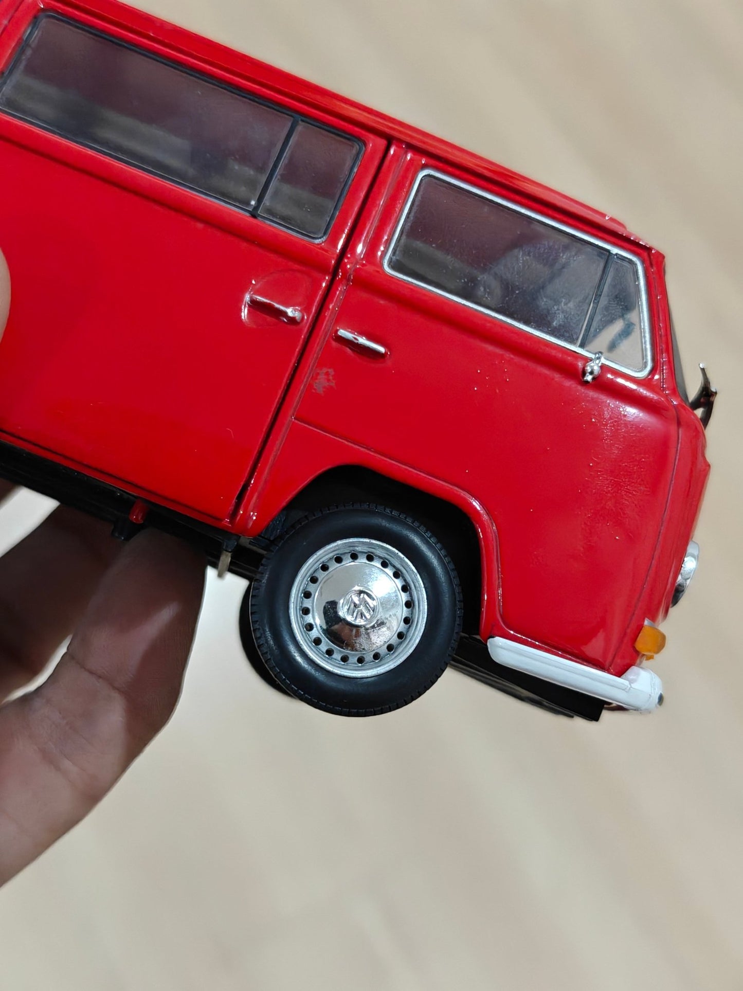 1:24 Welly 1972 Volkswagen Type 2 Bus (Pre - Owned) - Kinder Logs