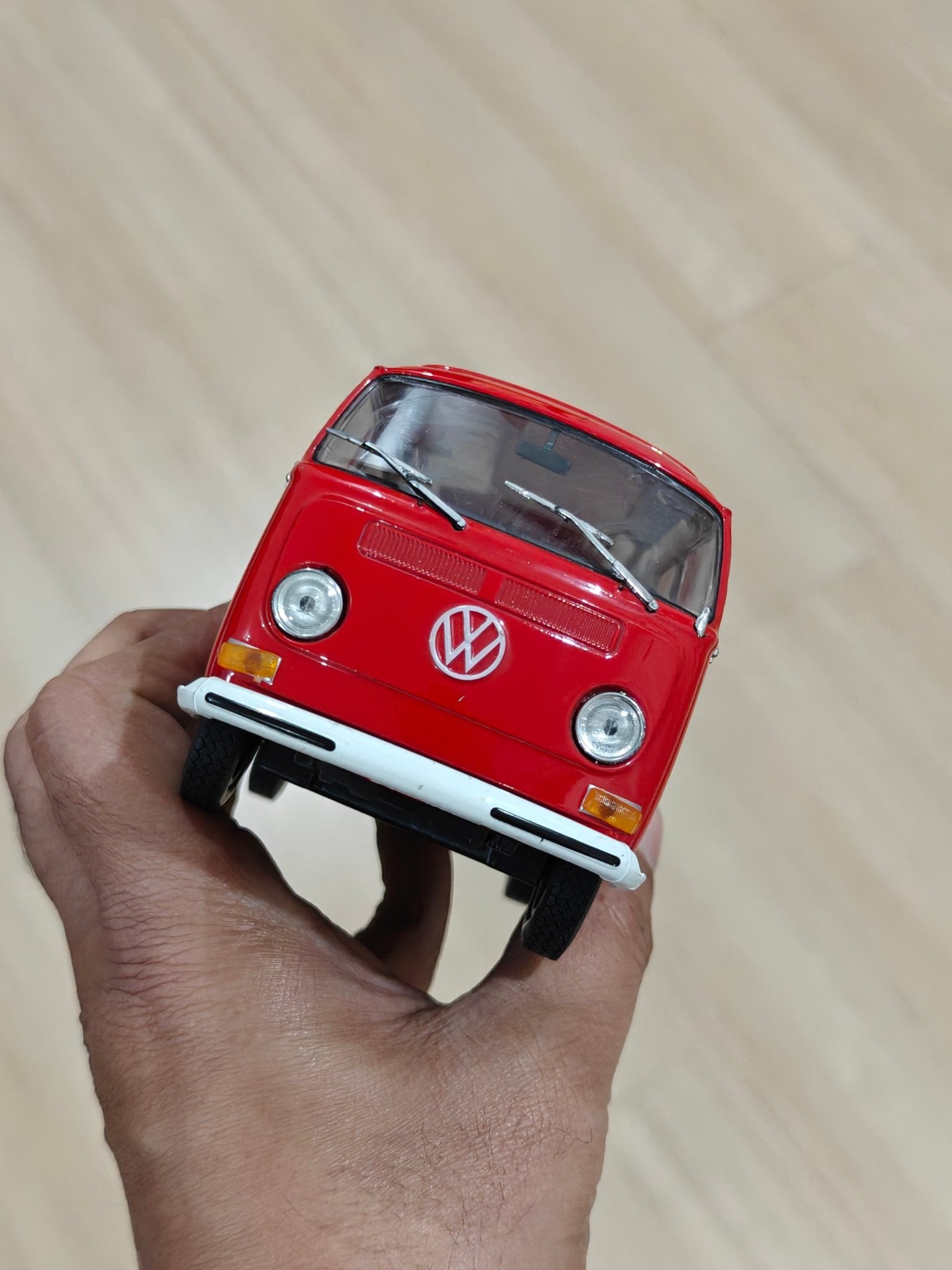 1:24 Welly 1972 Volkswagen Type 2 Bus (Pre - Owned) - Kinder Logs