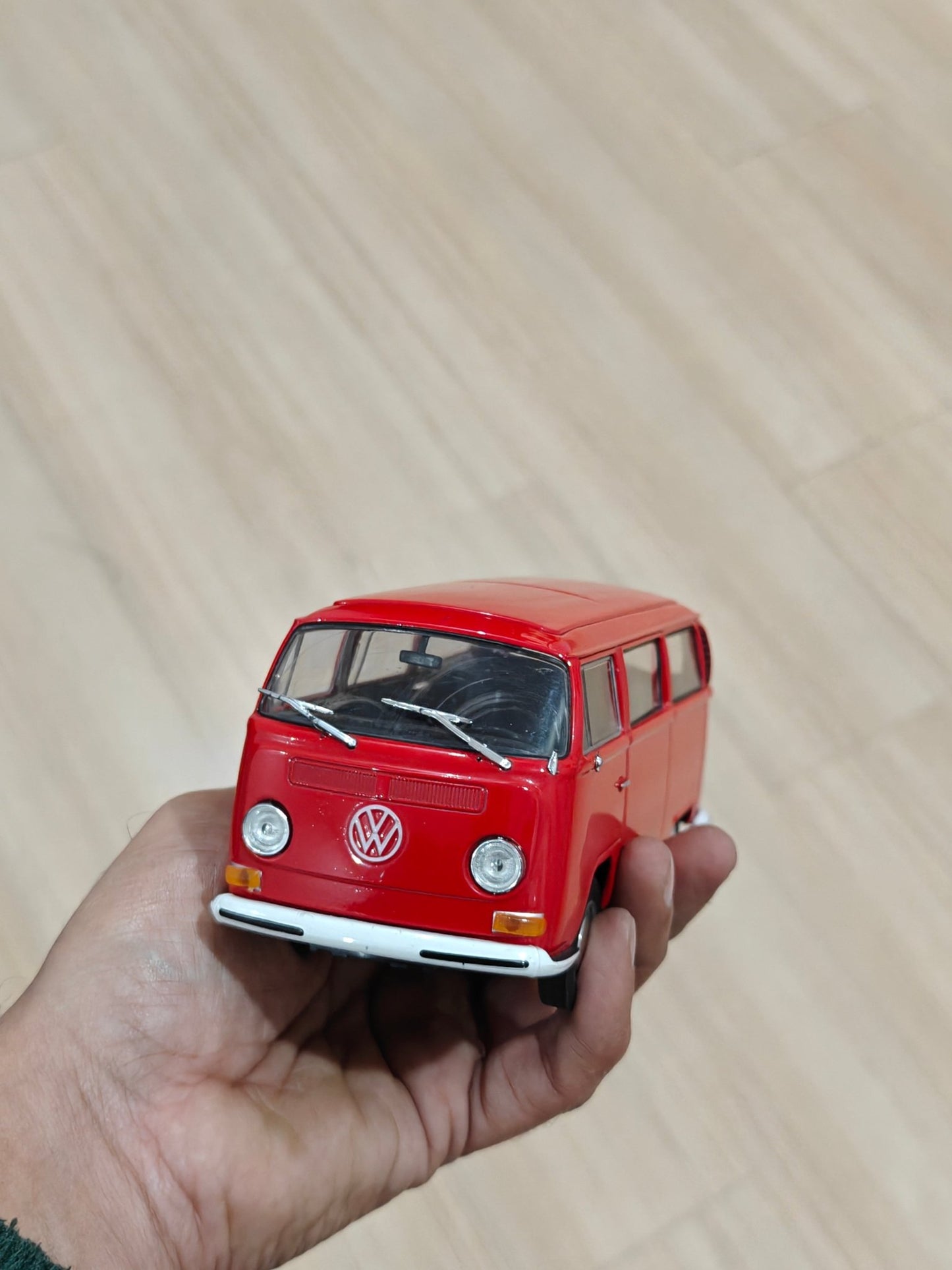 1:24 Welly 1972 Volkswagen Type 2 Bus (Pre - Owned) - Kinder Logs