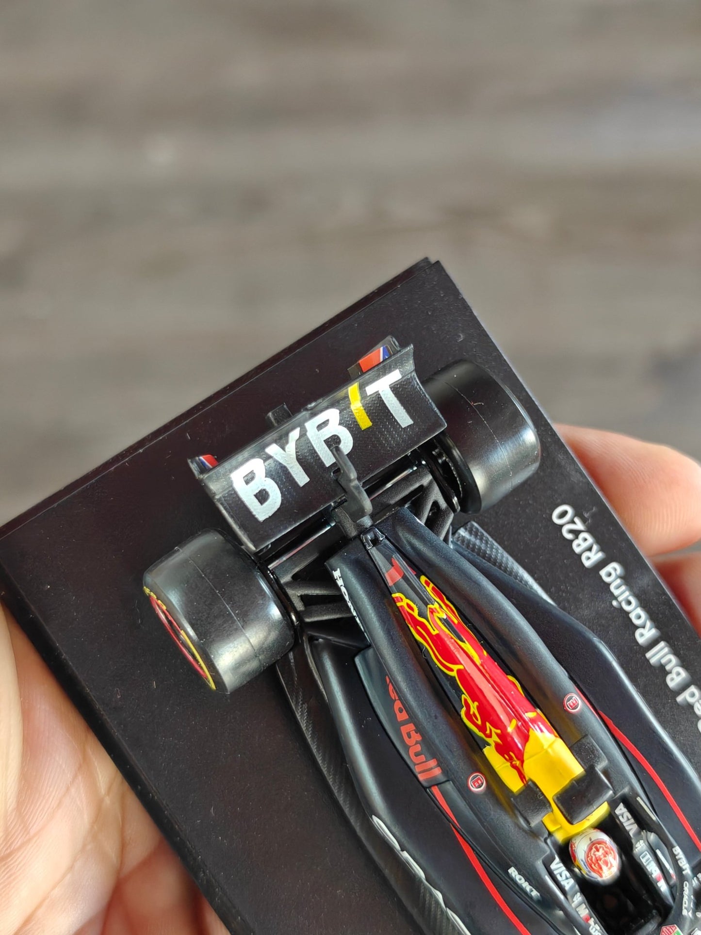 1:43 Bburago Oracle Red Bull Racing RB20 1 (Open Box) - Kinder Logs