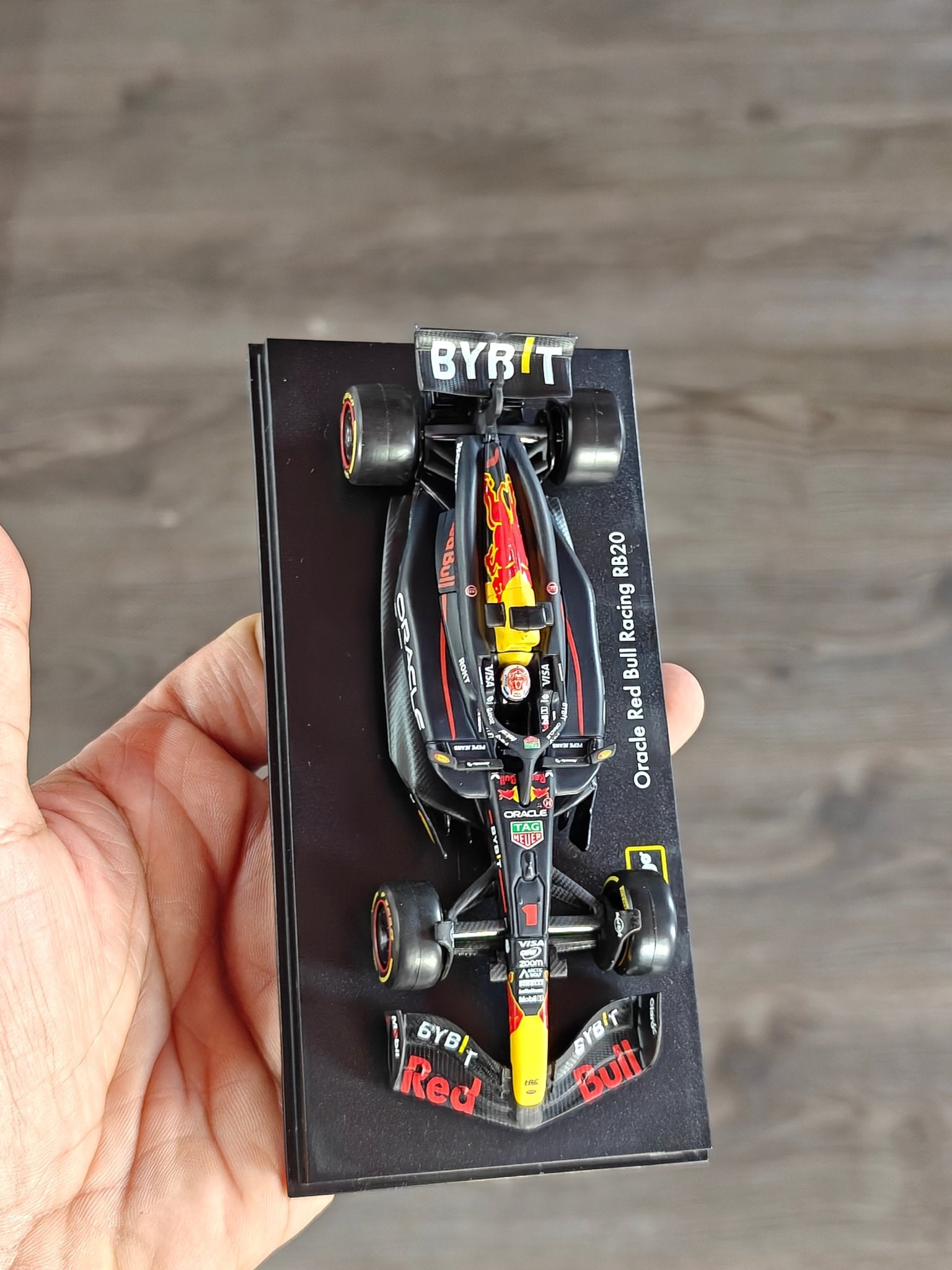 1:43 Bburago Oracle Red Bull Racing RB20 1 (Open Box) - Kinder Logs