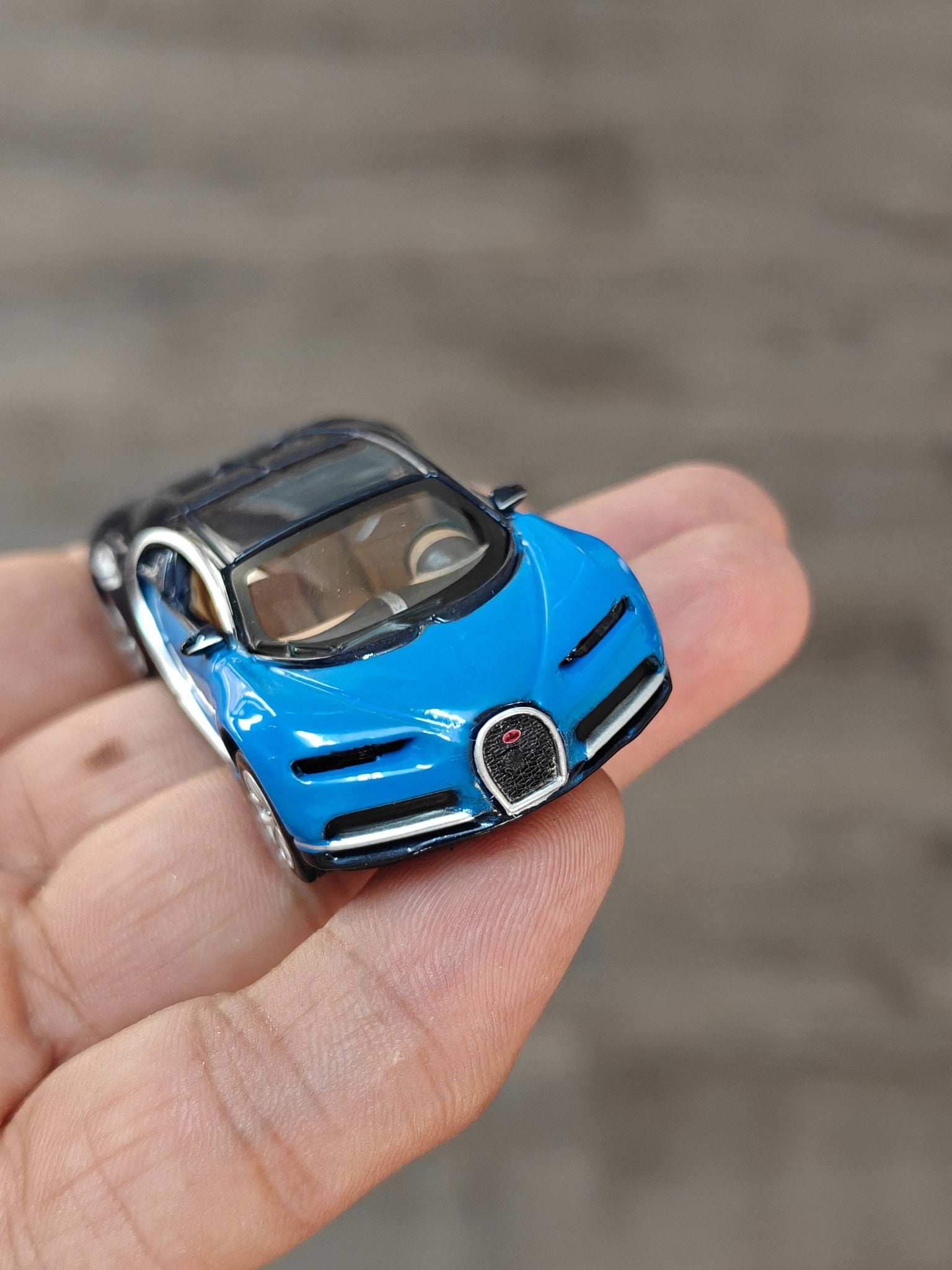 1:64 Bburago Bugatti Chiron - Blue (Open Box) - Kinder Logs