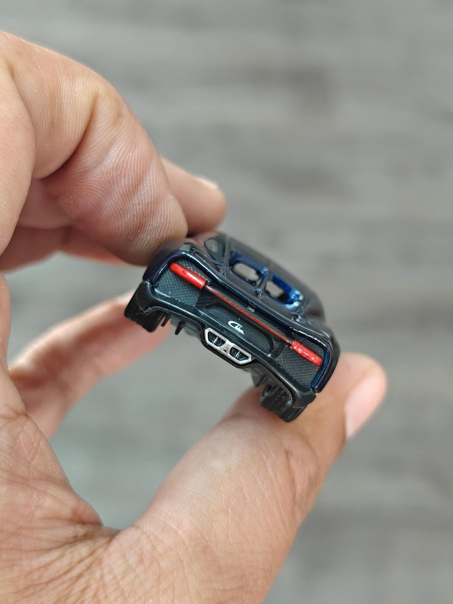 1:64 Bburago Bugatti Chiron - Blue (Open Box) - Kinder Logs