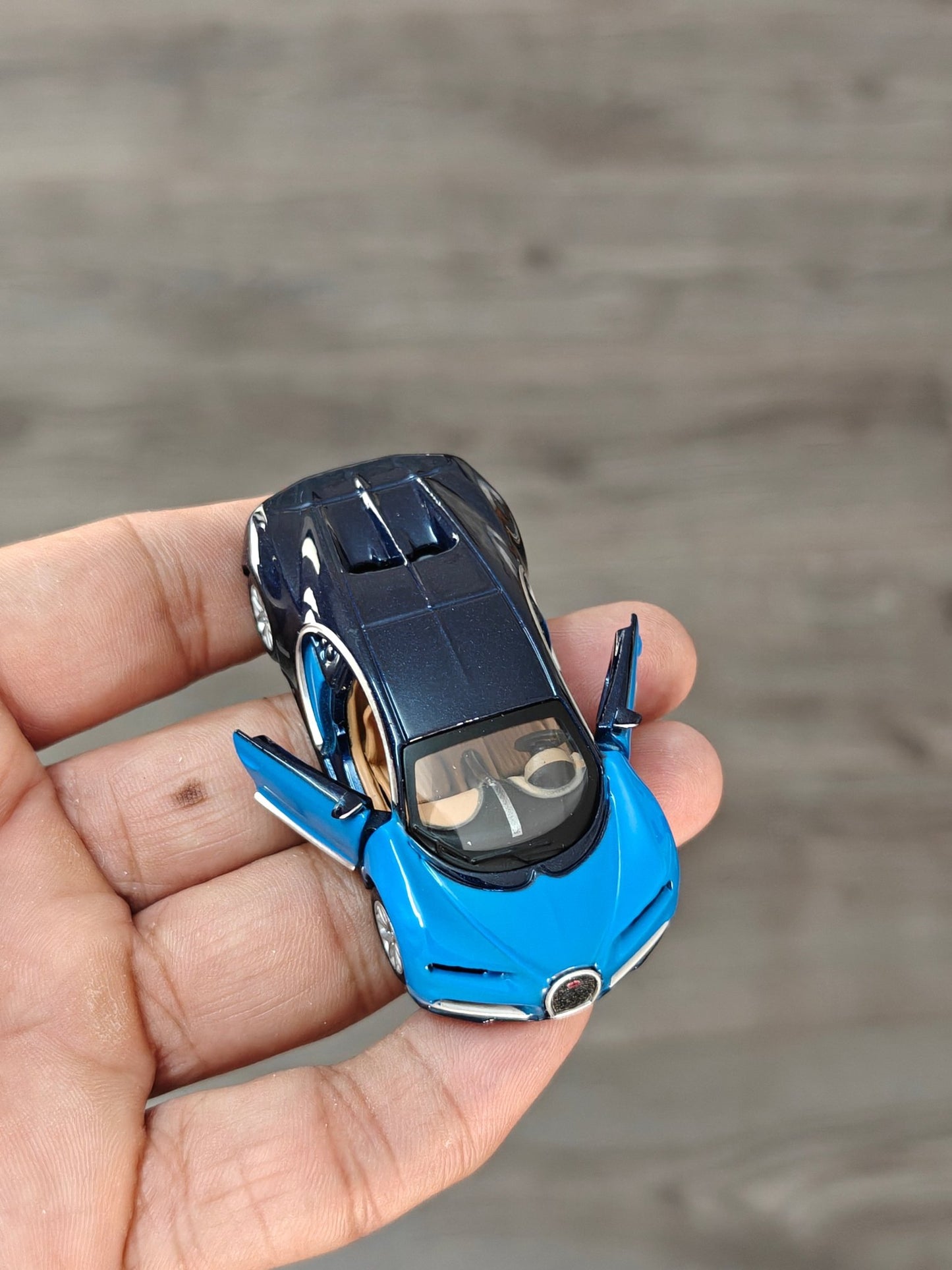 1:64 Bburago Bugatti Chiron - Blue (Open Box) - Kinder Logs