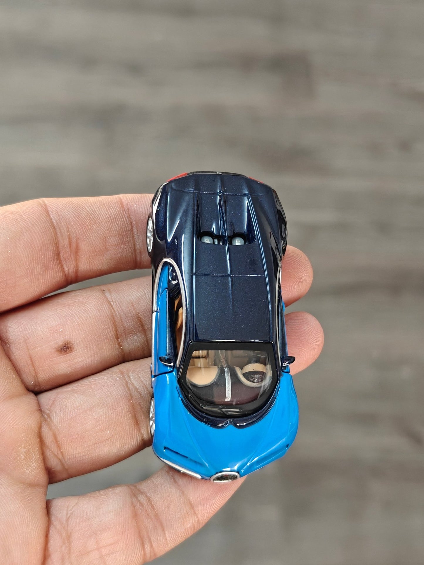 1:64 Bburago Bugatti Chiron - Blue (Open Box) - Kinder Logs