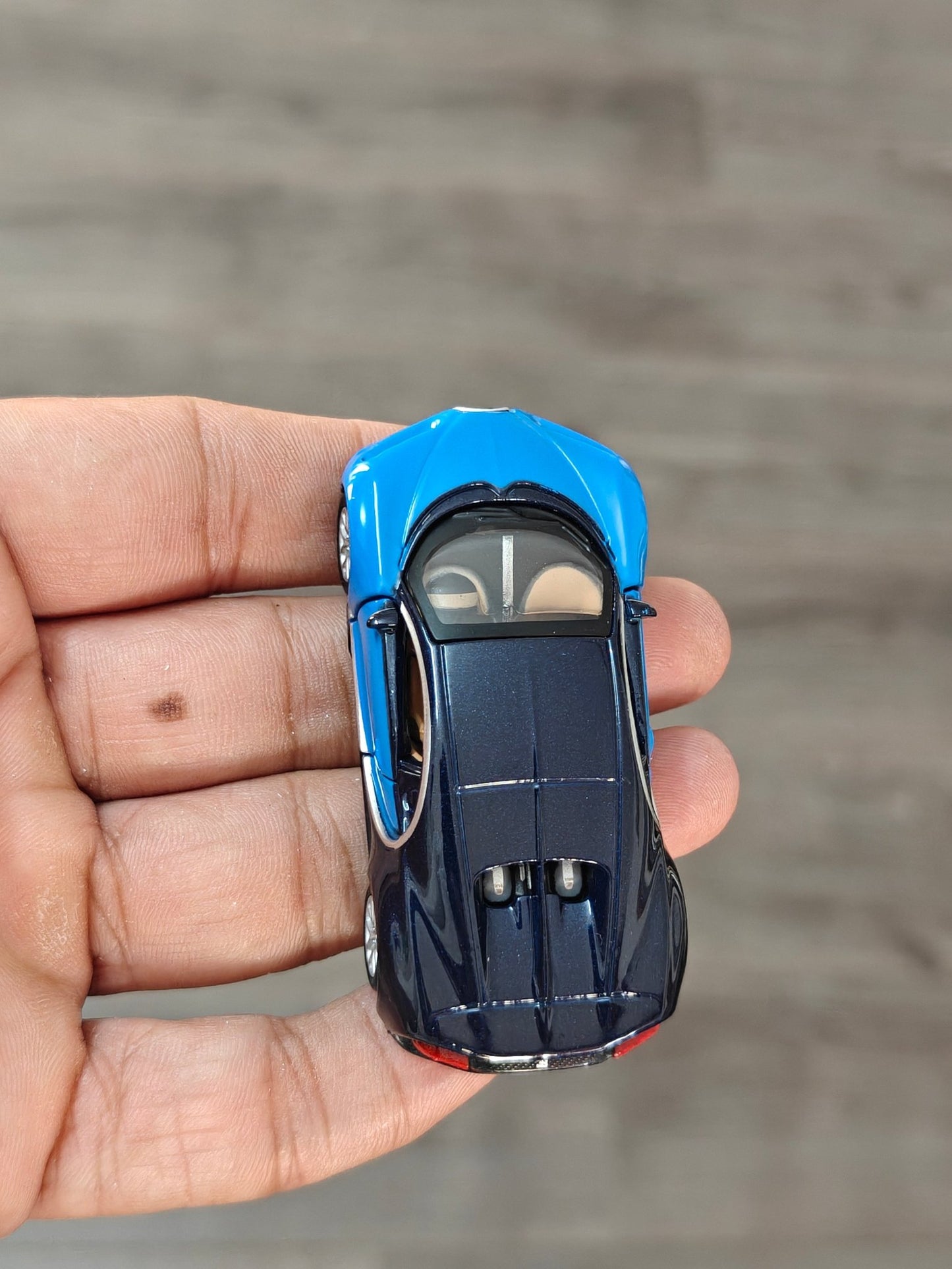 1:64 Bburago Bugatti Chiron - Blue (Open Box) - Kinder Logs