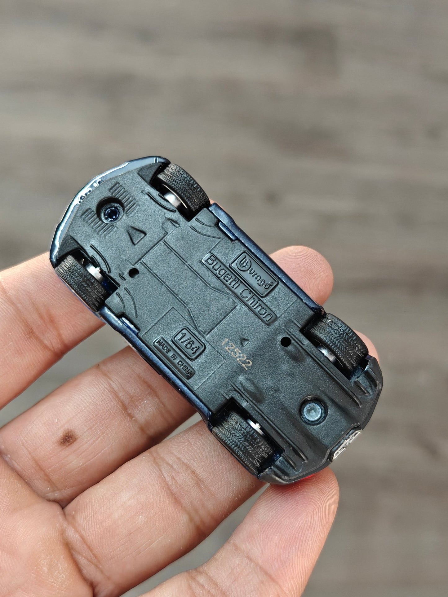 1:64 Bburago Bugatti Chiron - Blue (Open Box) - Kinder Logs